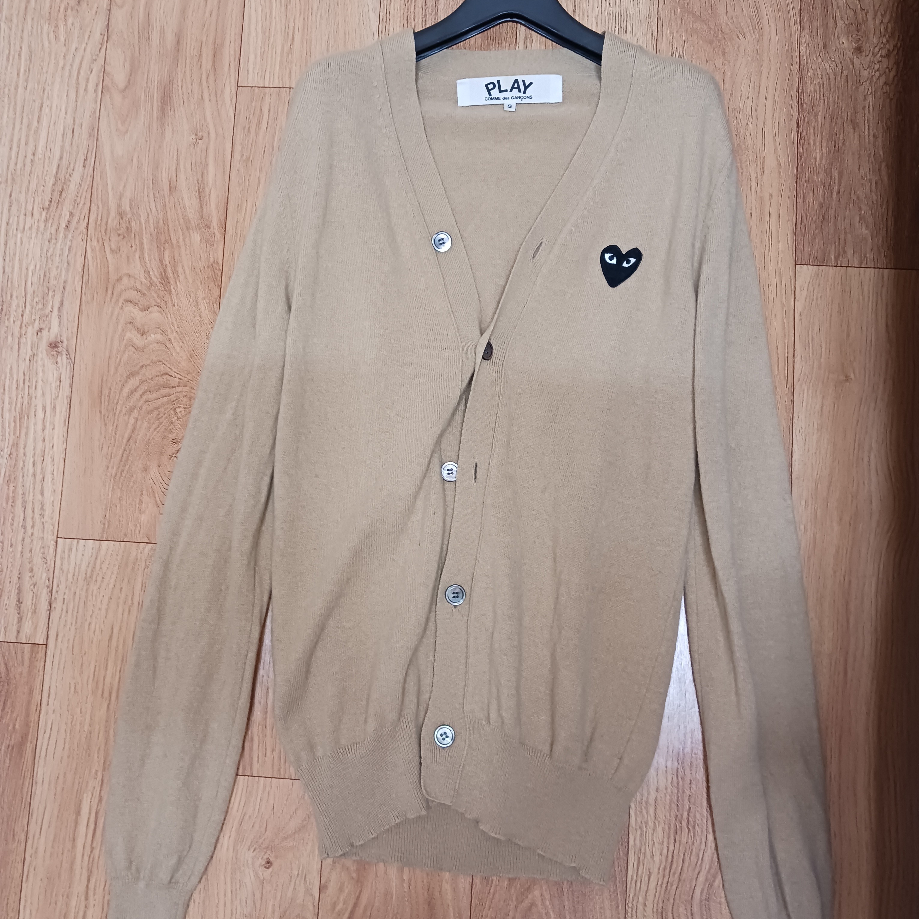 Play Comme des Garcons Striped LS T-Shirt Blue White, Play Comme des Garcons Black Heart Knit Cardigan Beige 착용 스타일 - 2