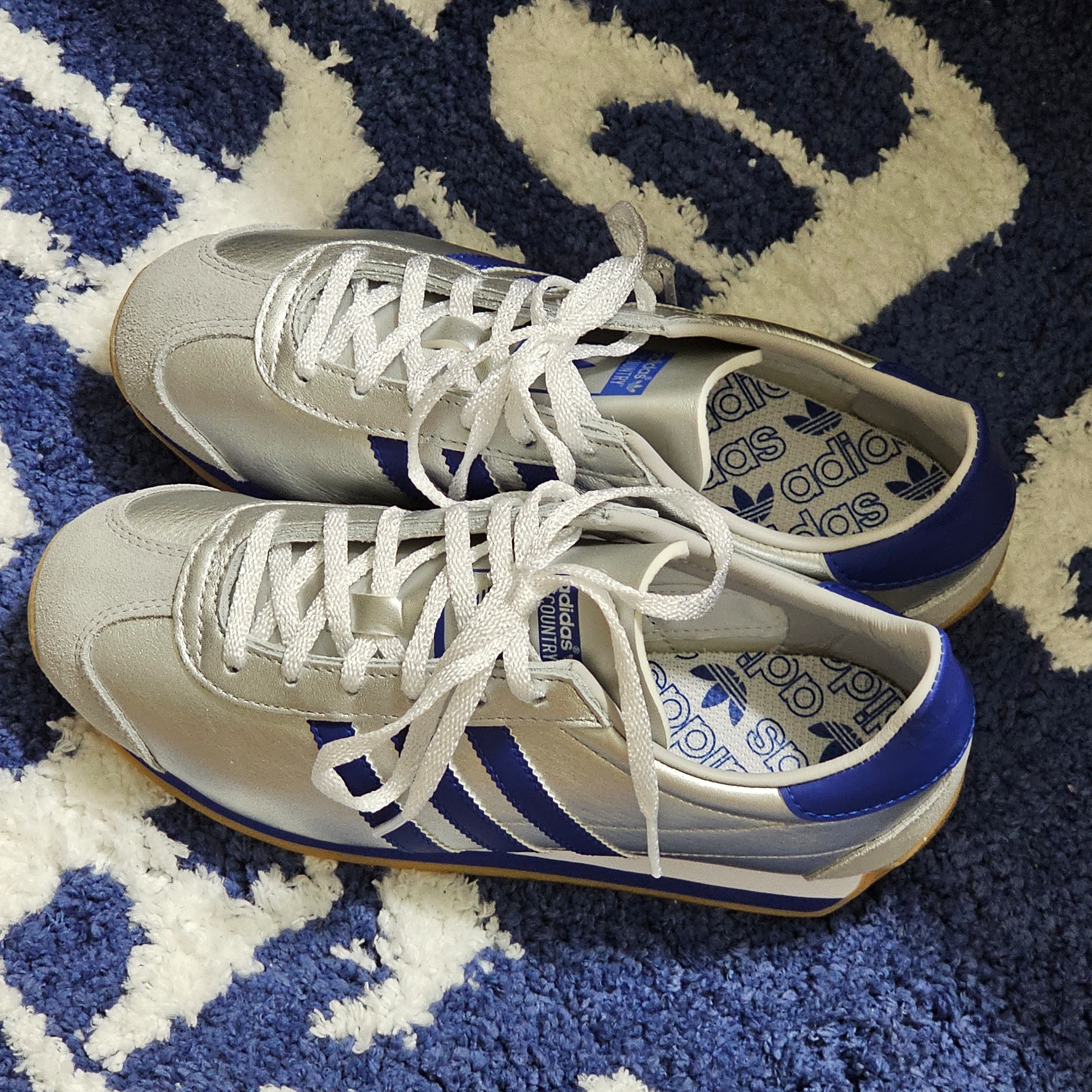 Adidas Country OG Matte Silver Bright Blue 착용 스타일