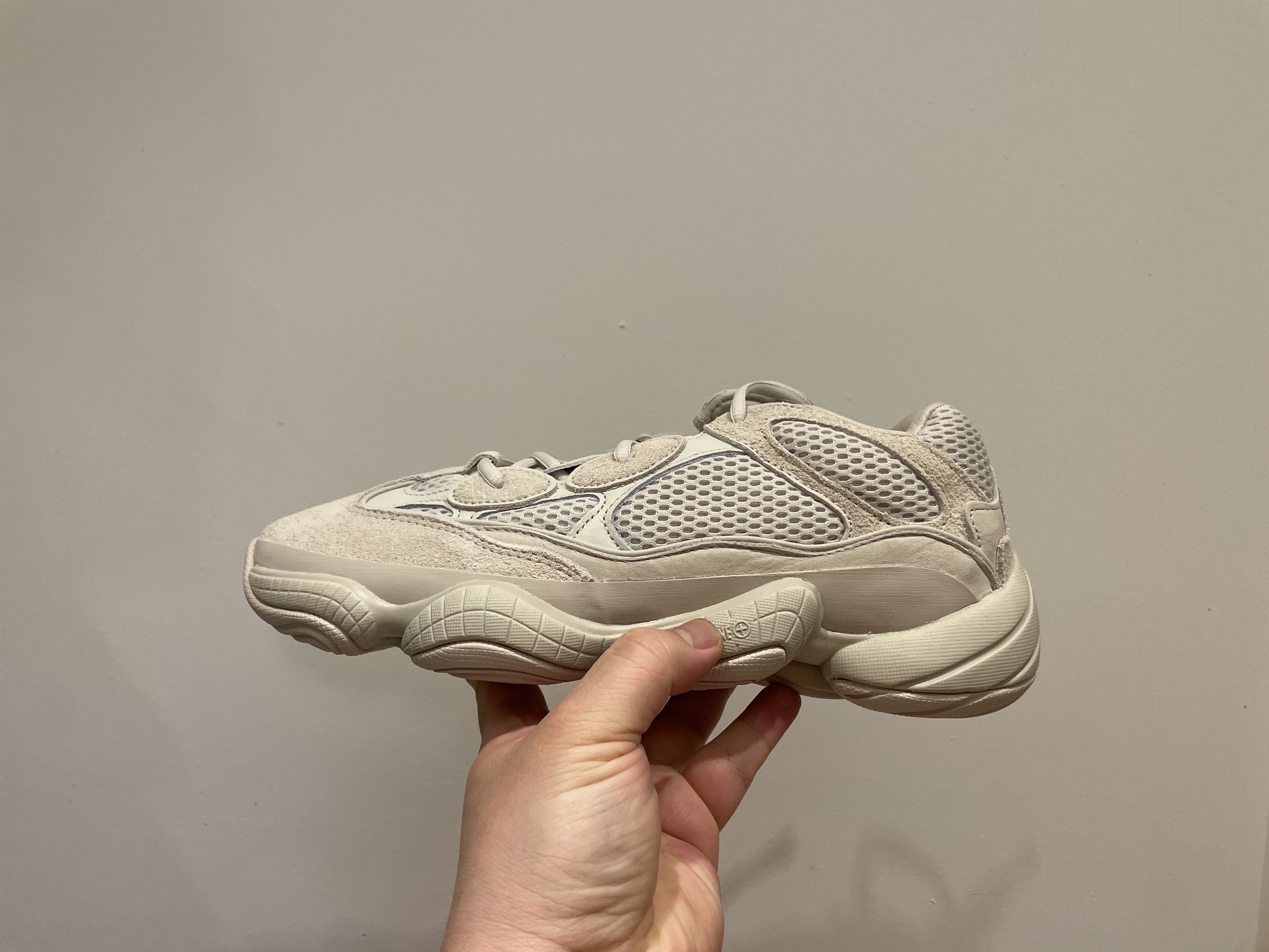 Adidas Yeezy 500 Blush 2022 착용 스타일 - 1