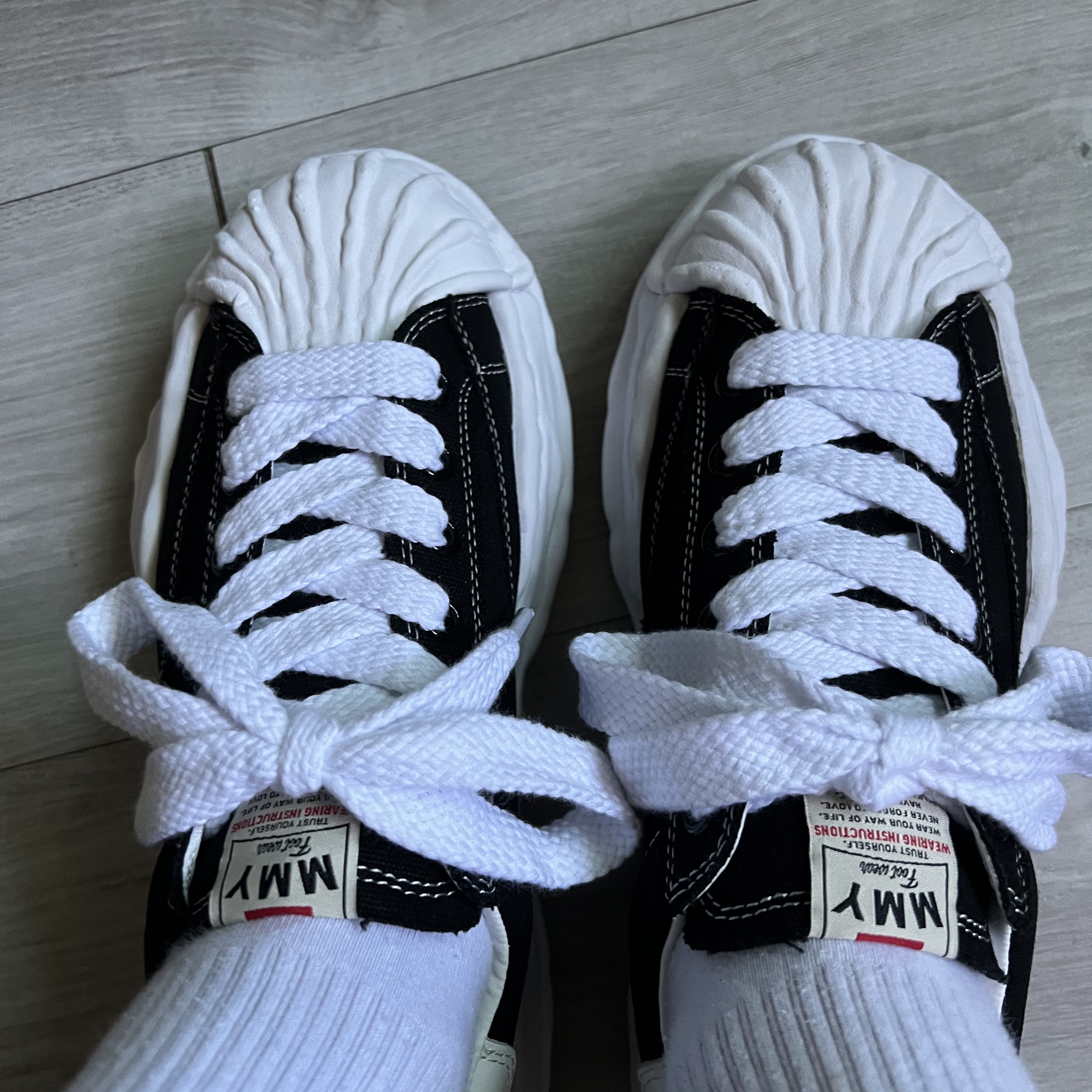 Maison Mihara Yasuhiro Blakey OG Sole Canvas Low-top Sneakers Black White 착용 스타일 - 2