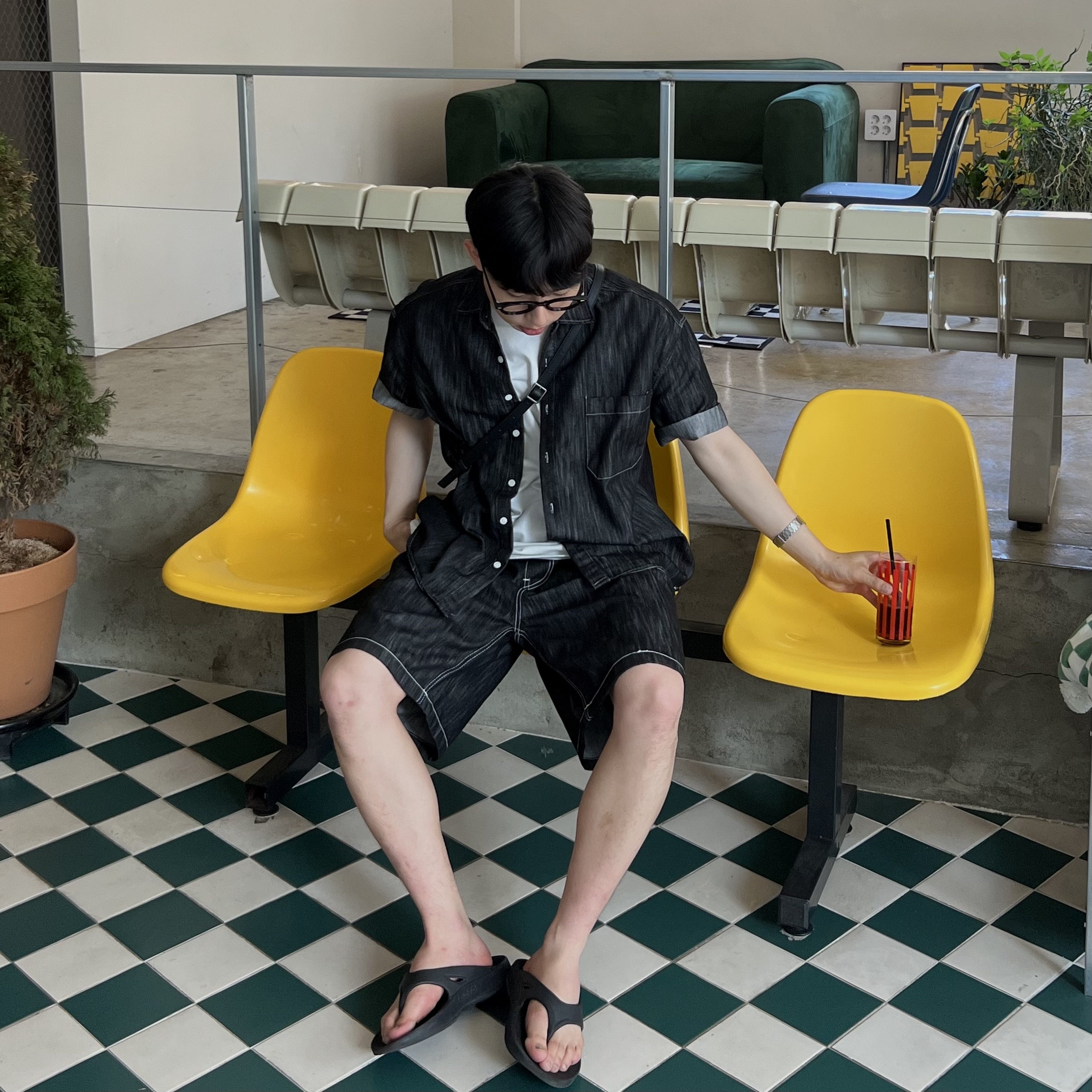 Oofos OOriginal Black 착용 스타일 - 1