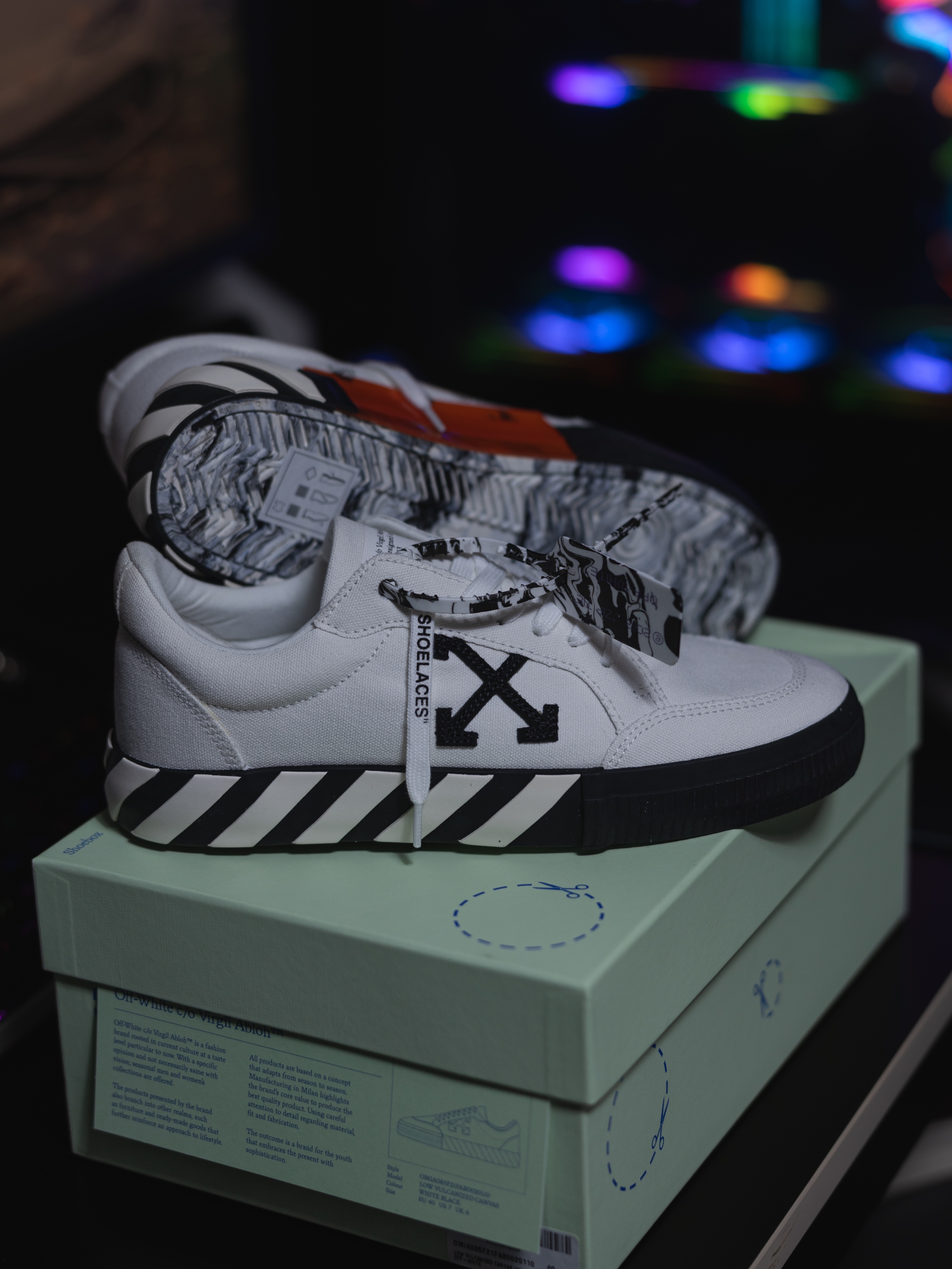 Vans x Peaches. Knu-Skool Black Pink (Special Box), (W) Jordan 1 Elevate Low White and Wolf Grey 착용 스타일 - 2