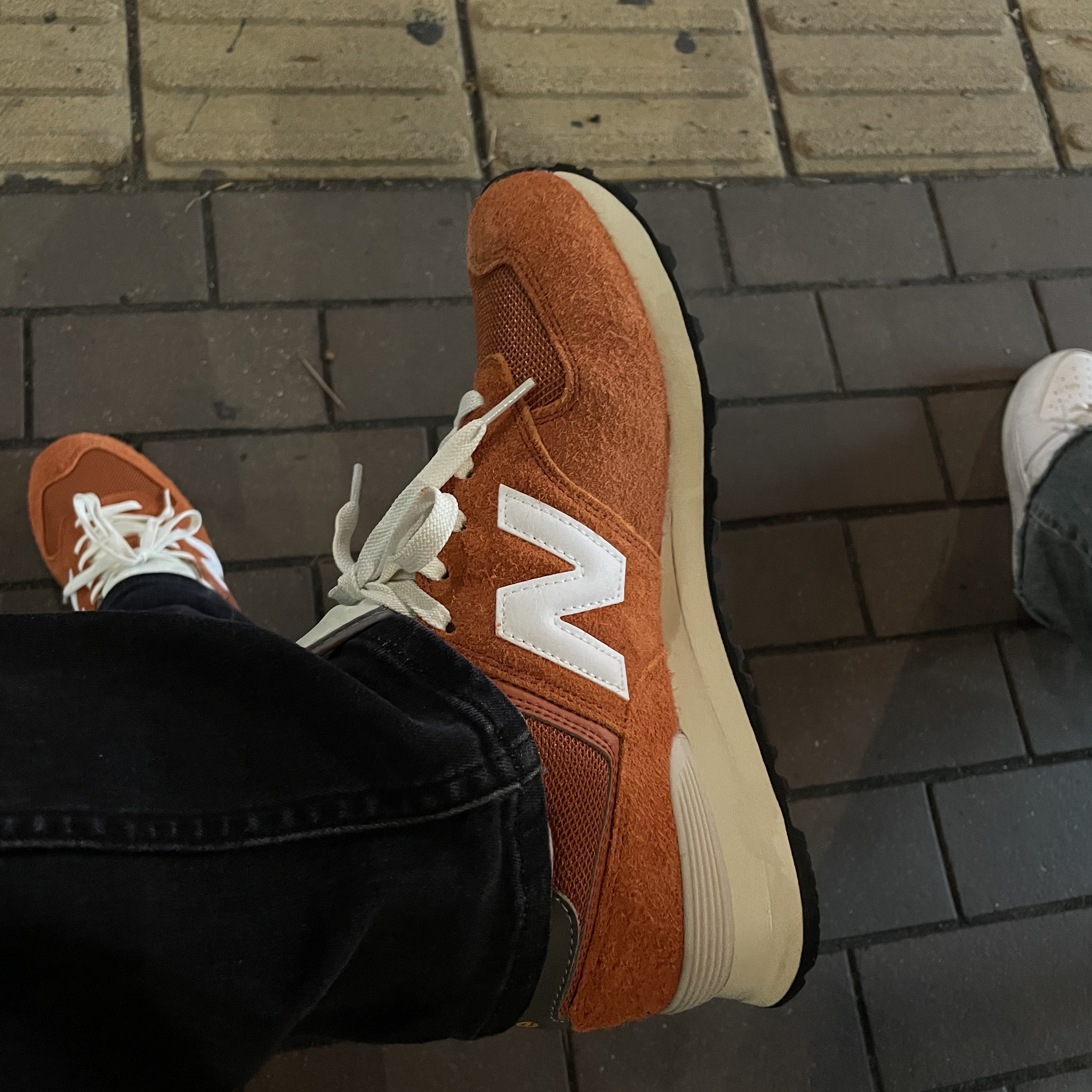 New Balance 574 Heritage Orange Burst White 착용 스타일