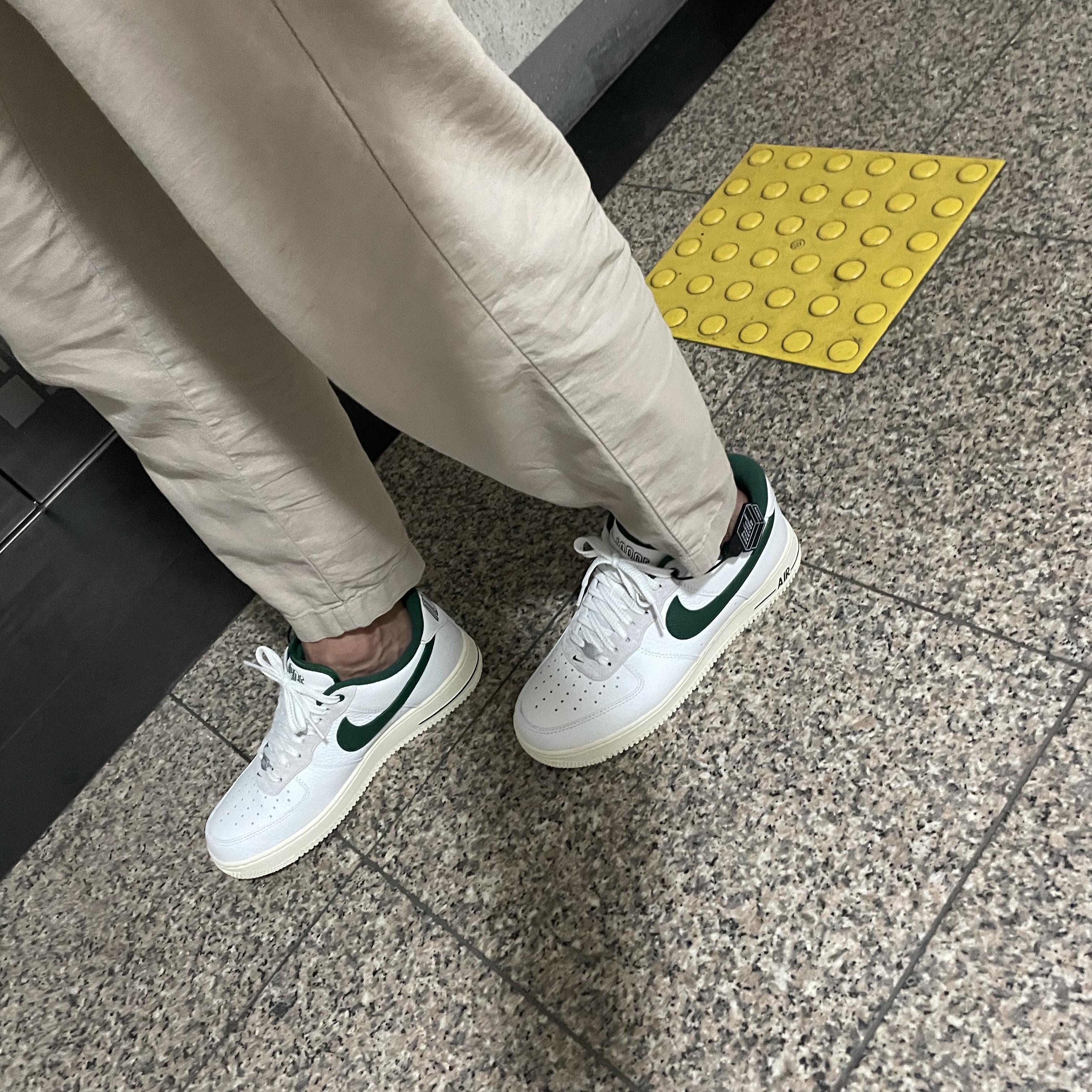 (W) Nike Air Force 1 '07 LX Summit White Gorge Green 착용 스타일 - 2