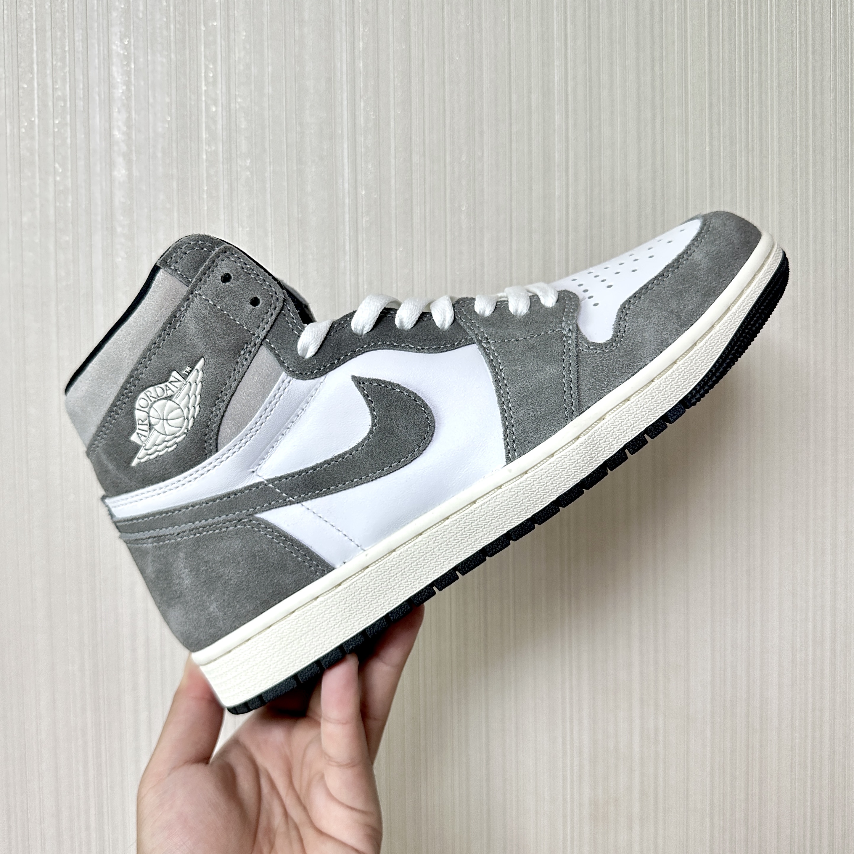 Jordan 1 Retro High OG Black and Smoke Grey 착용 스타일