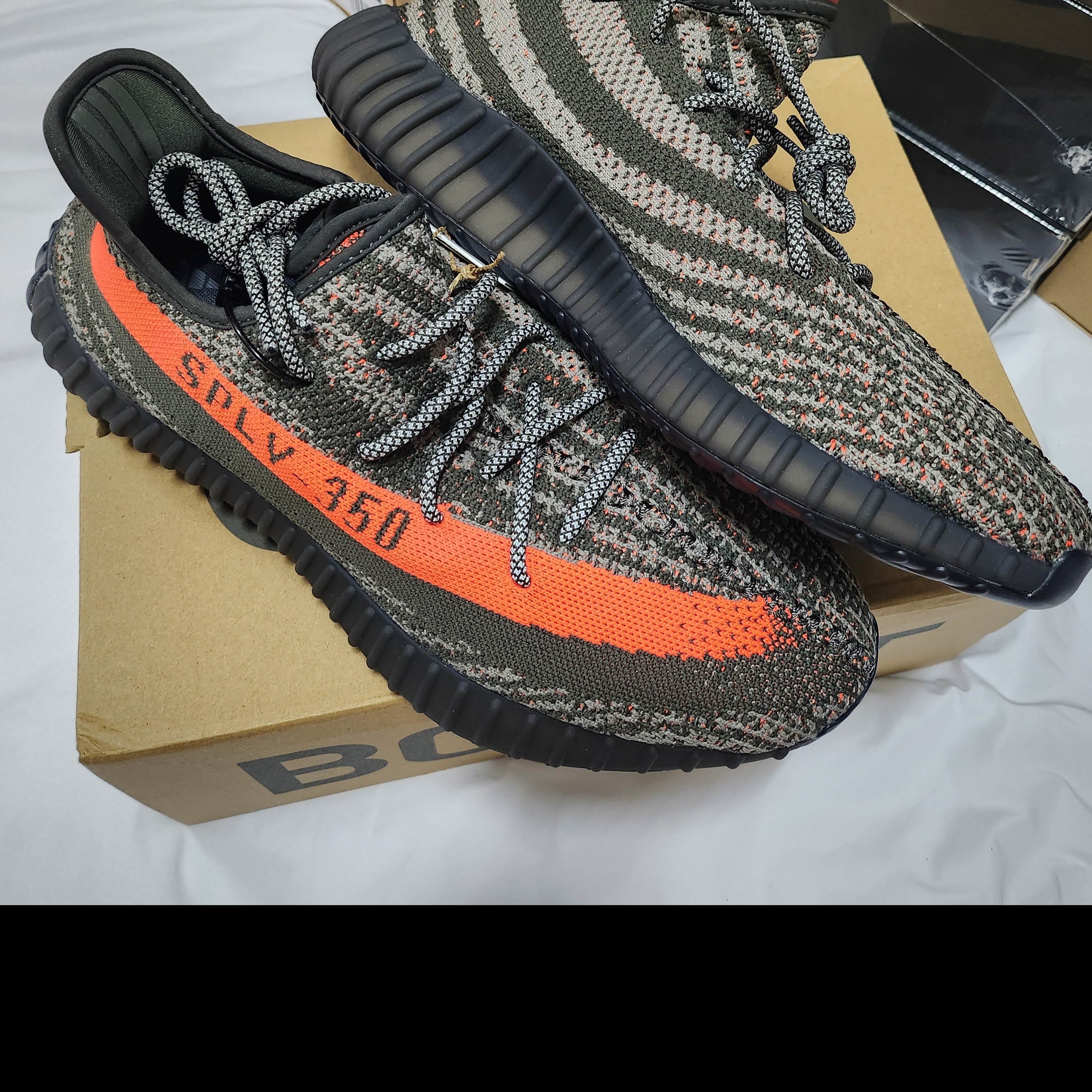 Adidas Yeezy Boost 350 V2 Carbon Beluga 착용 스타일 - 2