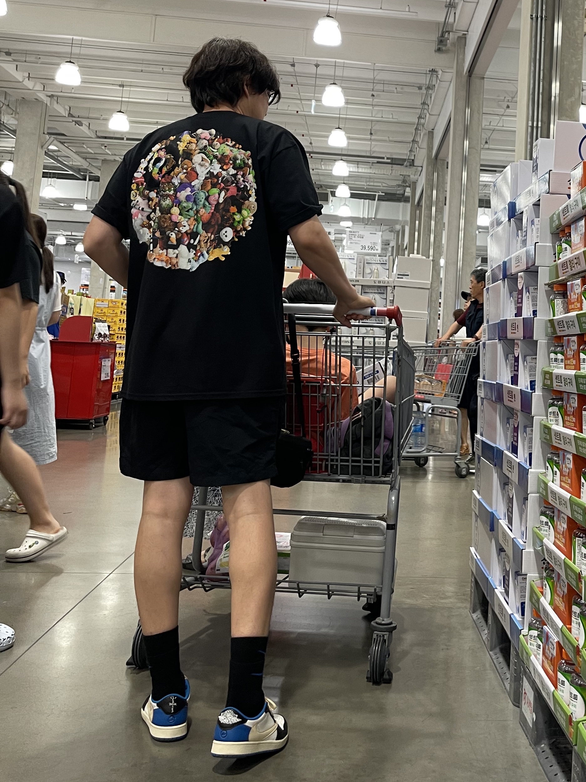 Jordan 1 x Travis Scott x Fragment Retro Low OG SP Military Blue, Stussy Plush T-Shirt Black 착용 스타일 - 2