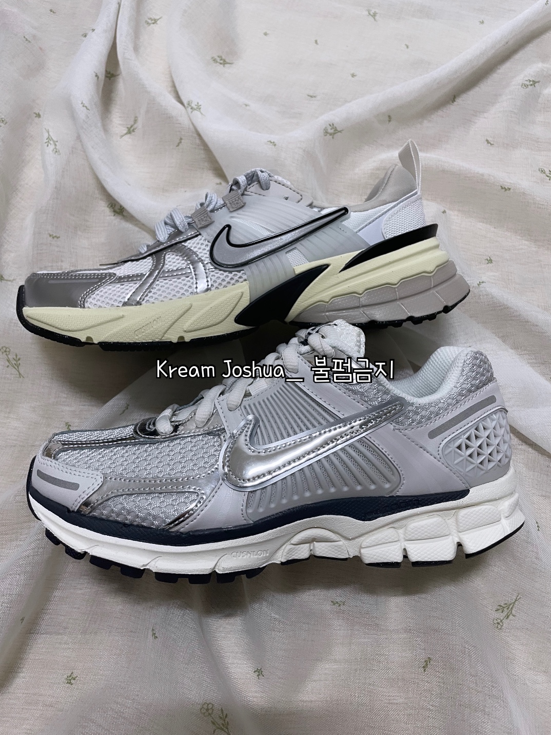 (W) Nike Zoom Vomero 5 Photon Dust and Metallic Silver, Nike V2K Run Summit White Metallic Silver 착용 스타일 - 3