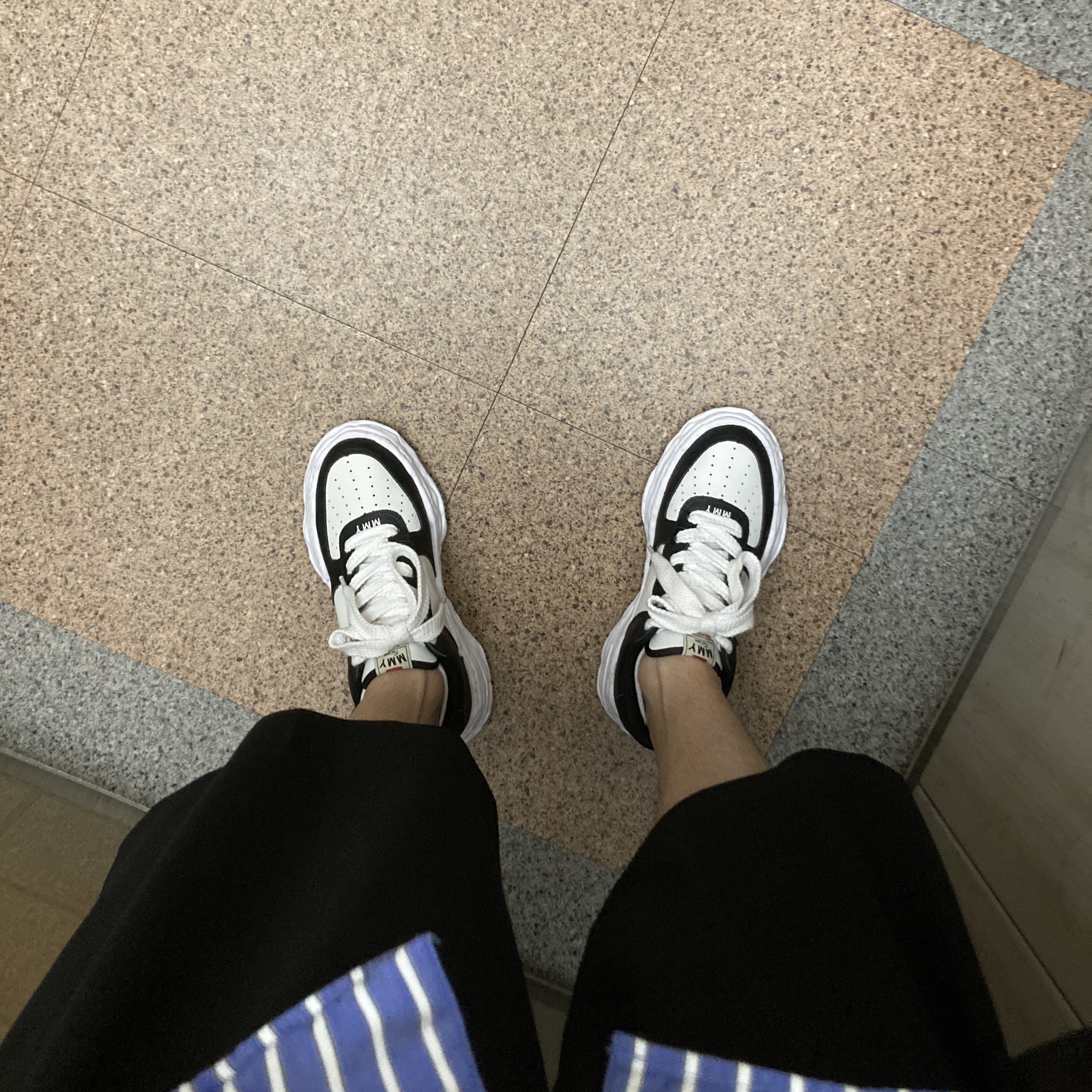 Maison Mihara Yasuhiro Wayne OG Sole Leather Low-top Sneakers Black White 착용 스타일 - 1