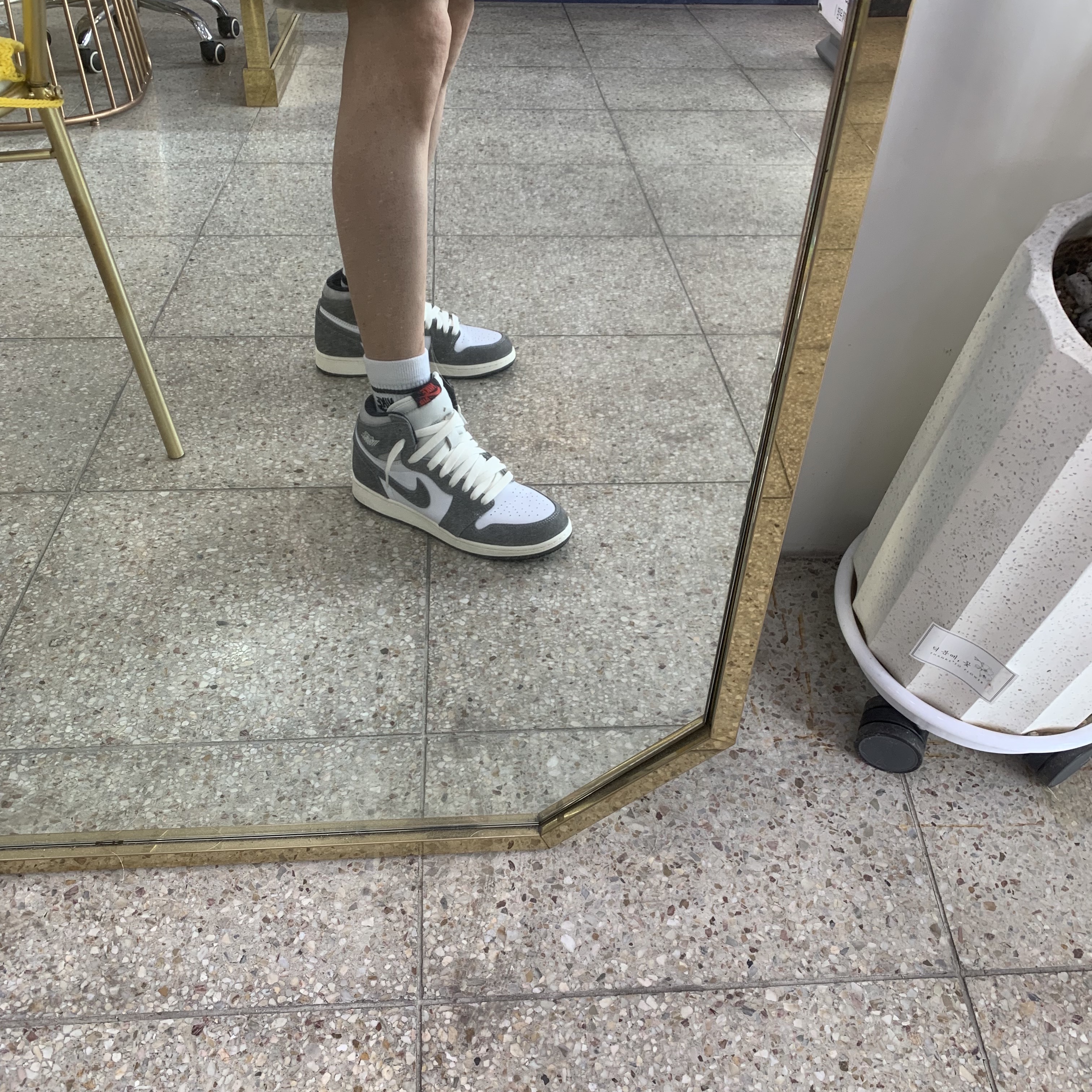 Jordan 1 Retro High OG Black and Smoke Grey 착용 스타일 - 4