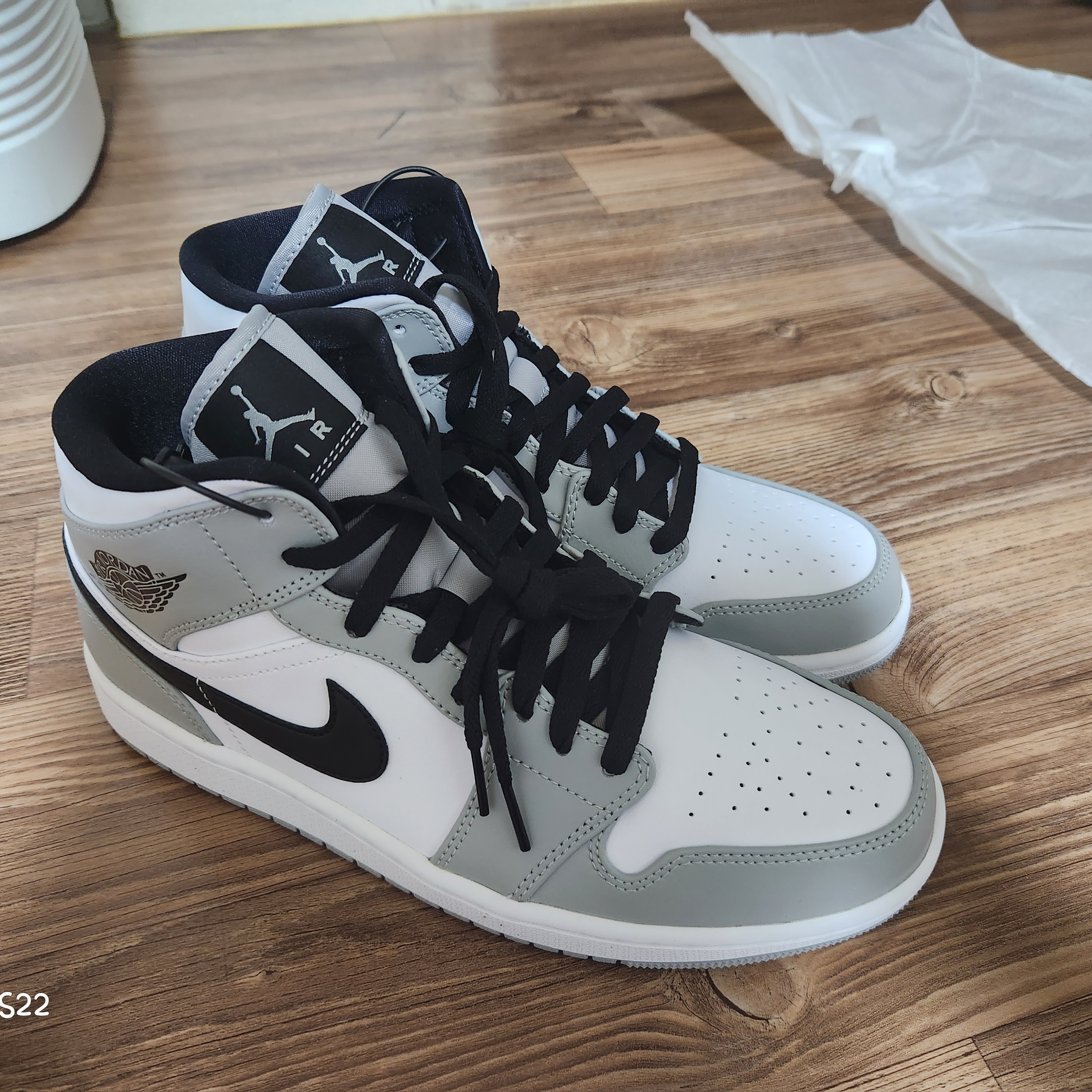 Jordan 1 Mid Light Smoke Grey 착용 스타일
