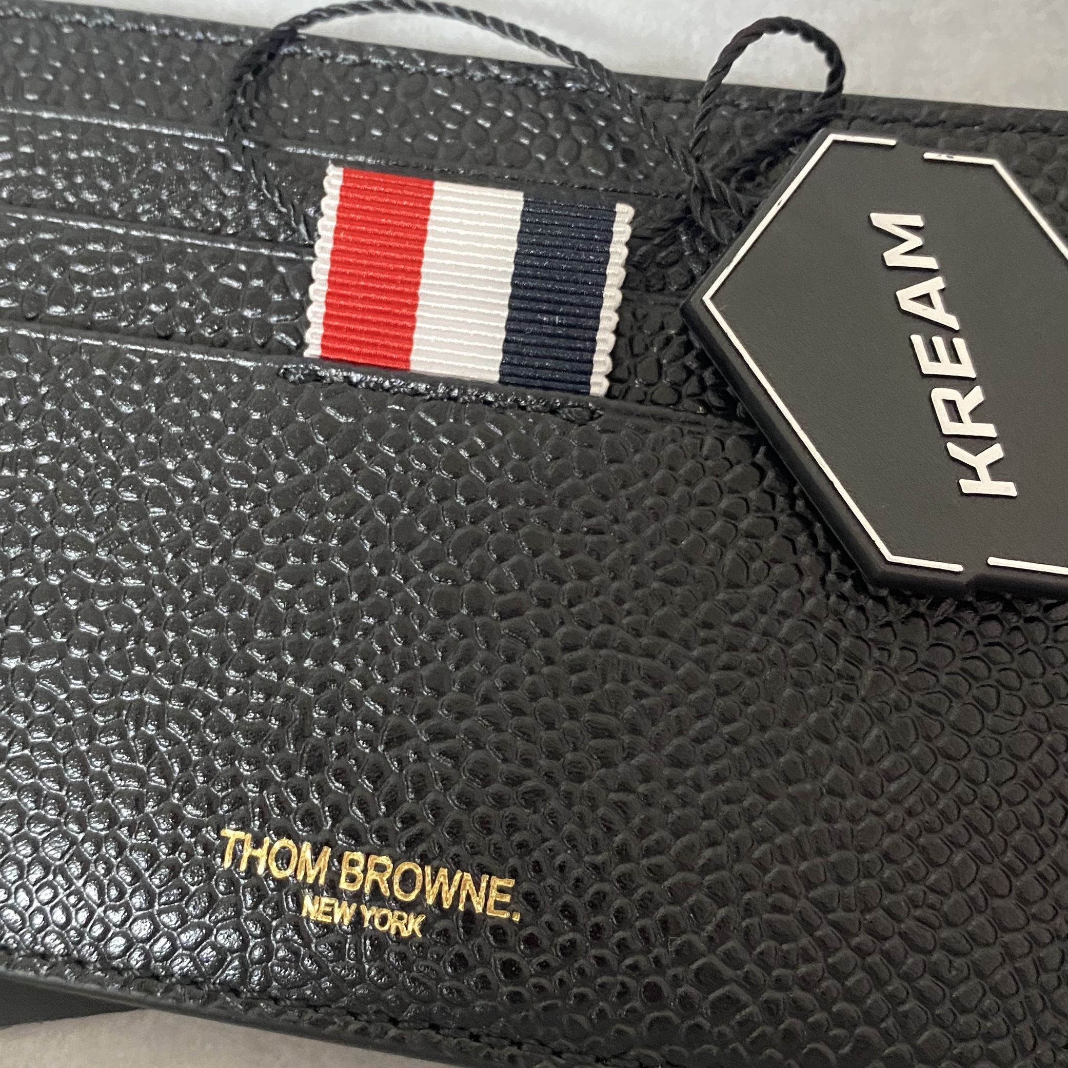 Thom Browne Pebble Grain Leather Stripe Note Compartment Card Holder Black 착용 스타일