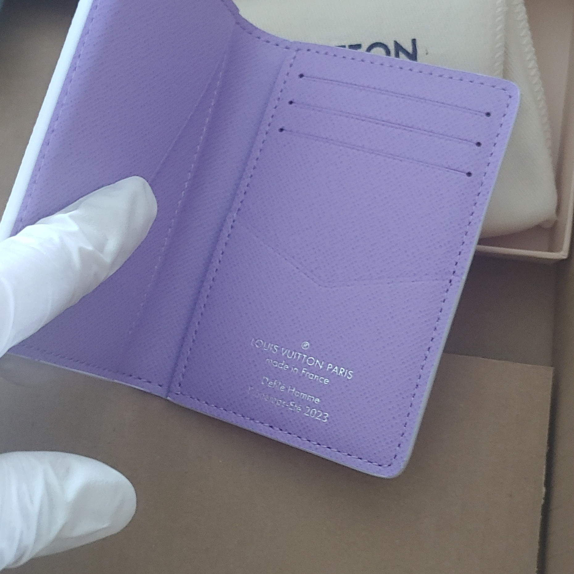 Louis Vuitton Pocket Organizer Monogram Comics Coated Canvas 착용 스타일 - 4