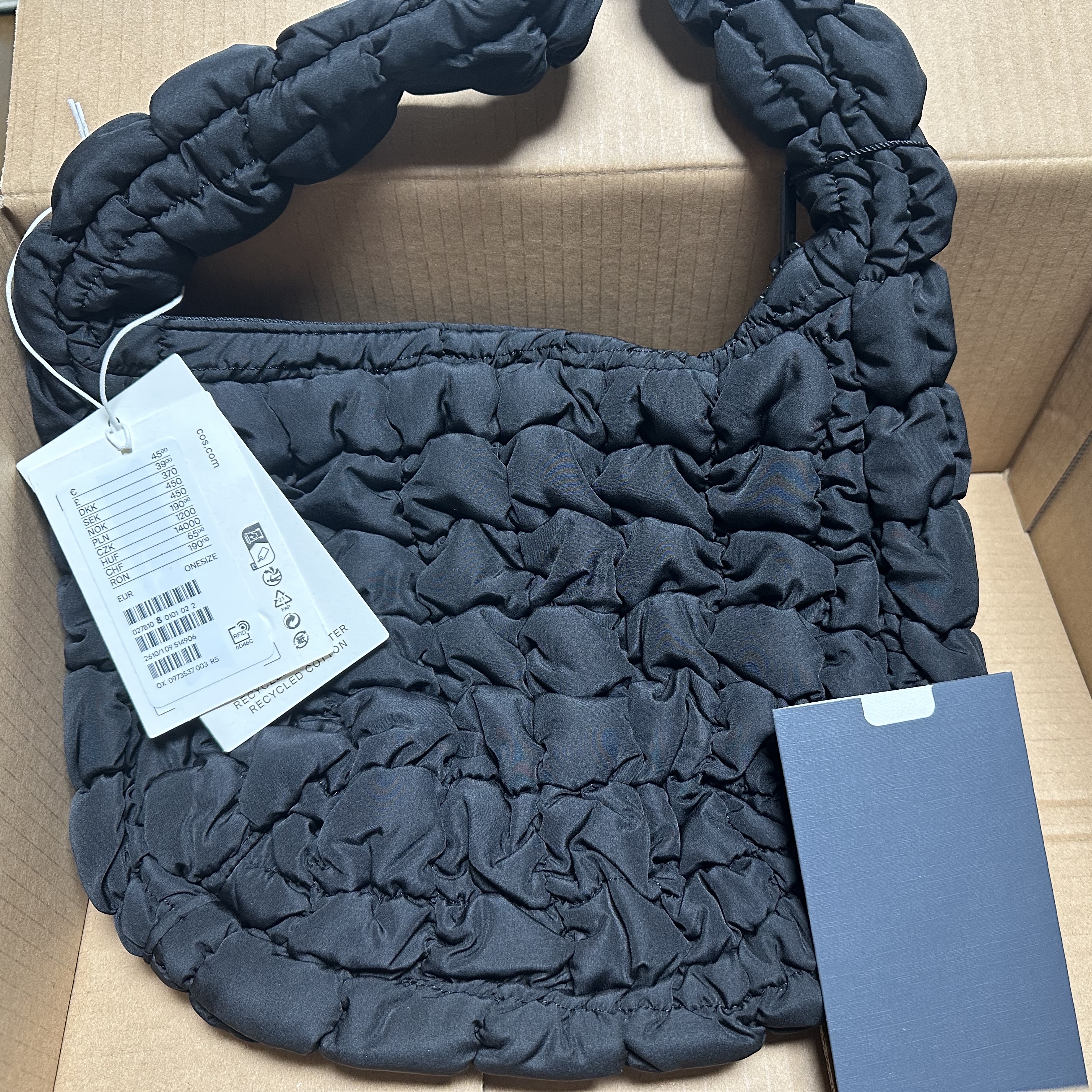 COS Quilted Mini Bag Black 착용 스타일 - 2