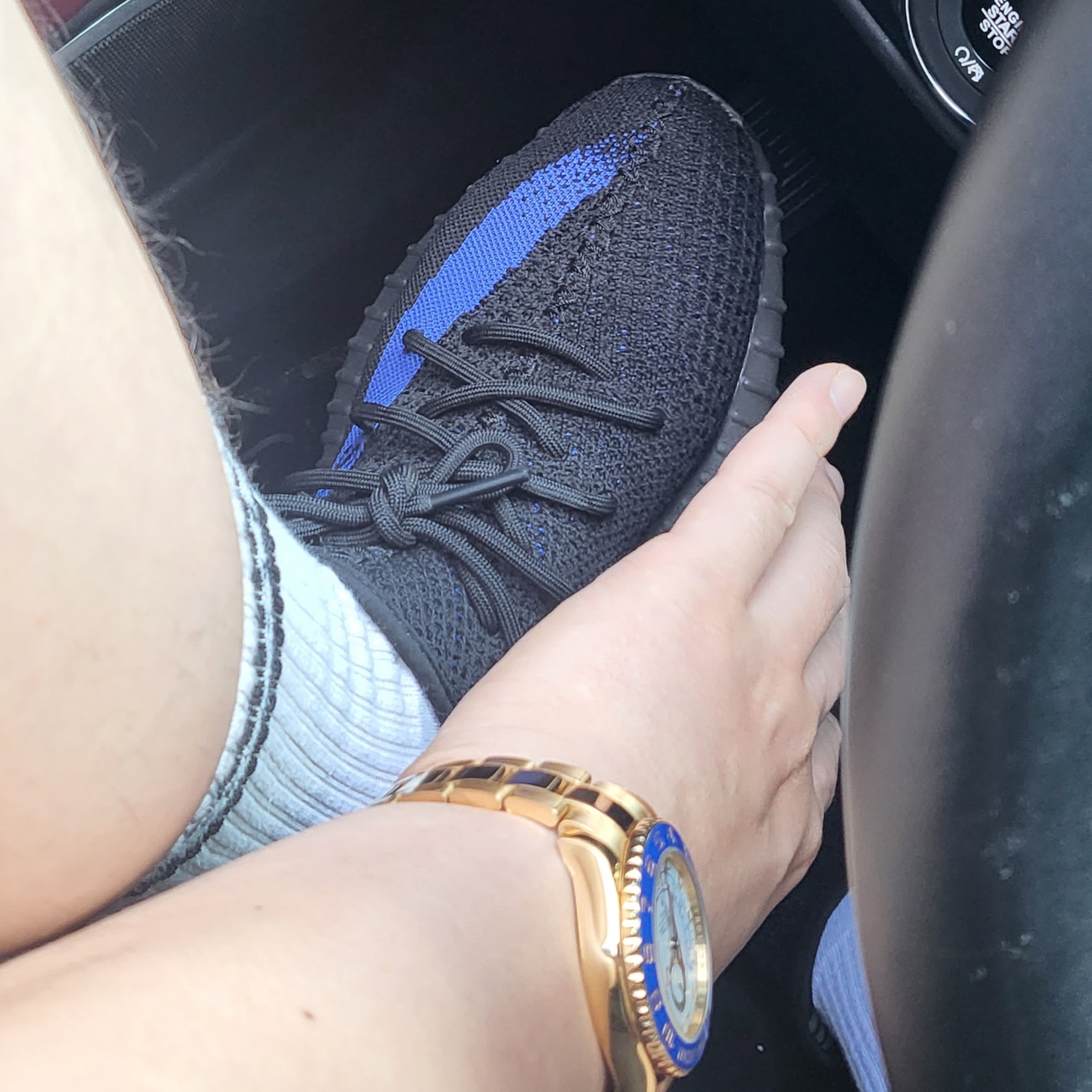 Adidas Yeezy Boost 350 V2 Dazzling Blue, Rolex Yacht-Master II 44mm 116688 White Oyster 착용 스타일