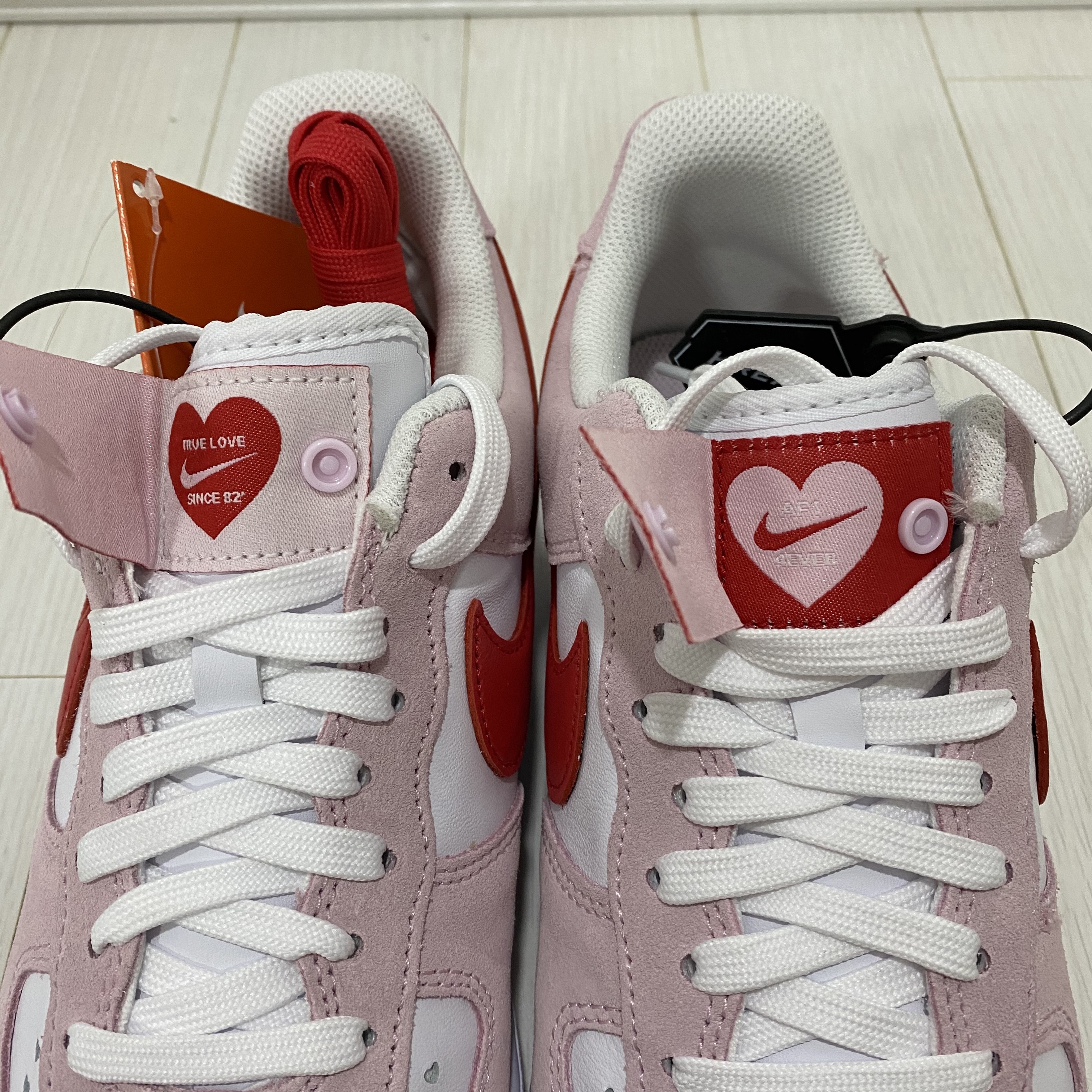 Nike Air Force 1 '07 QS Valentine's Day 착용 스타일 - 4