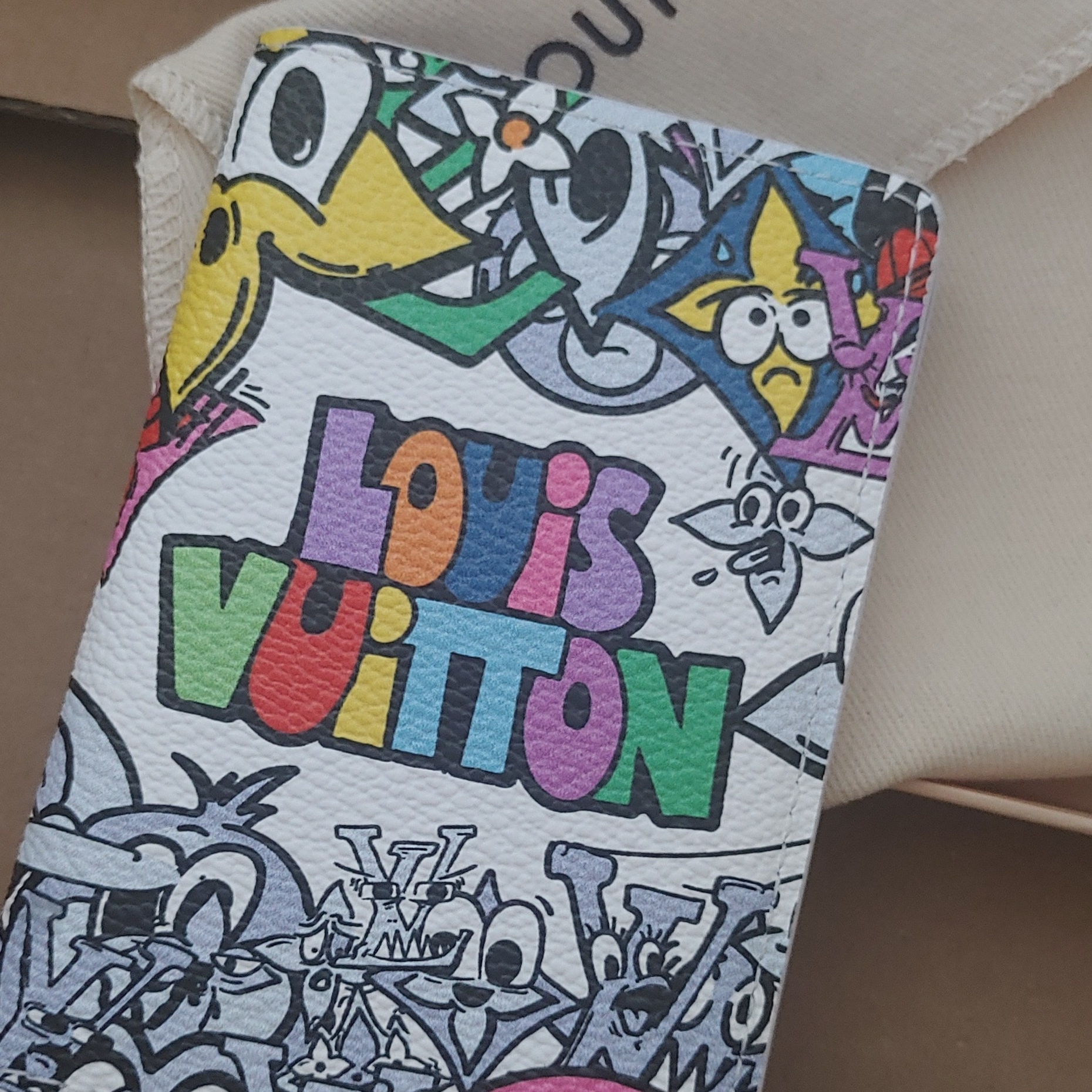 Louis Vuitton Pocket Organizer Monogram Comics Coated Canvas 착용 스타일 - 3