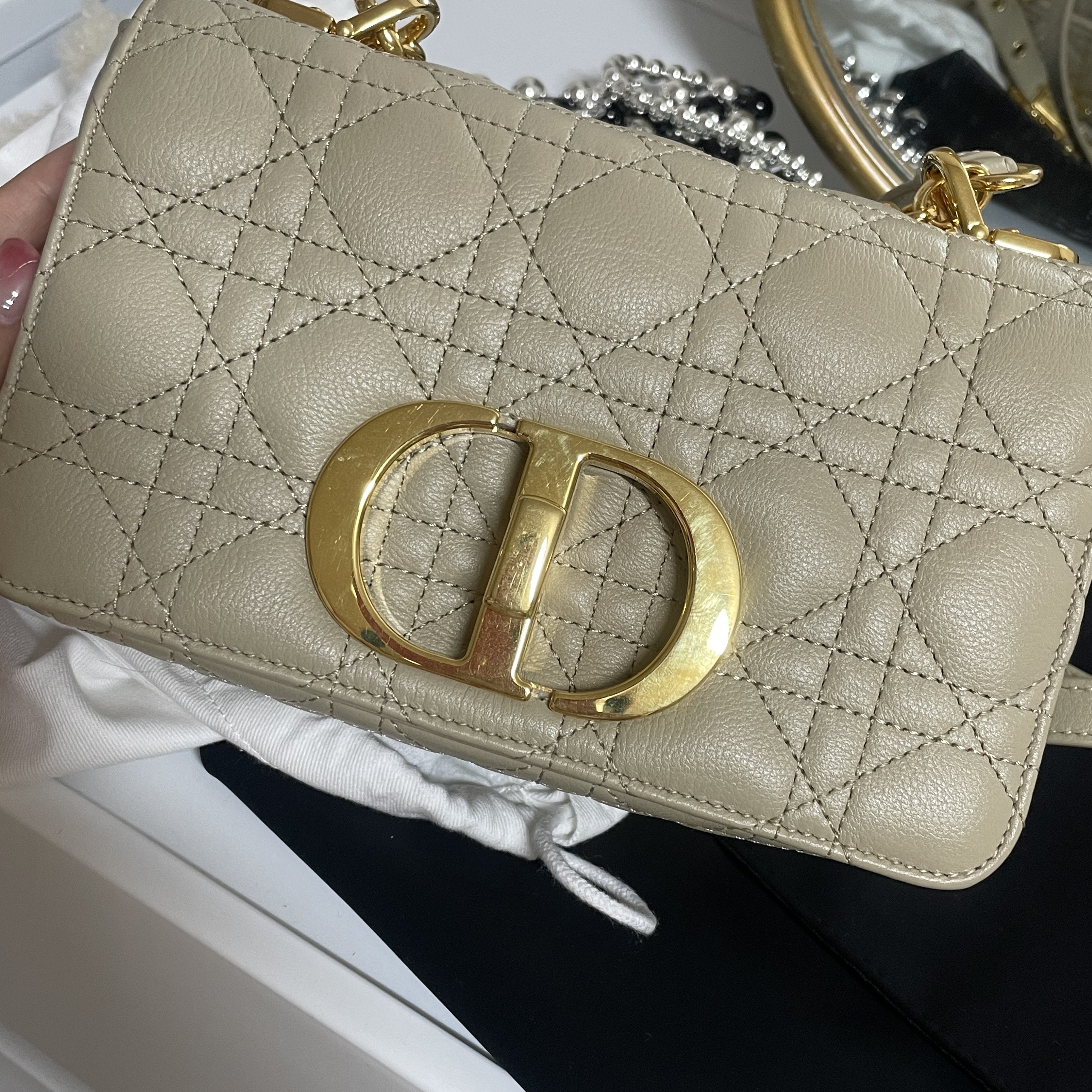 Dior Small Caro Bag Supple Cannage Calfskin Beige 착용 스타일