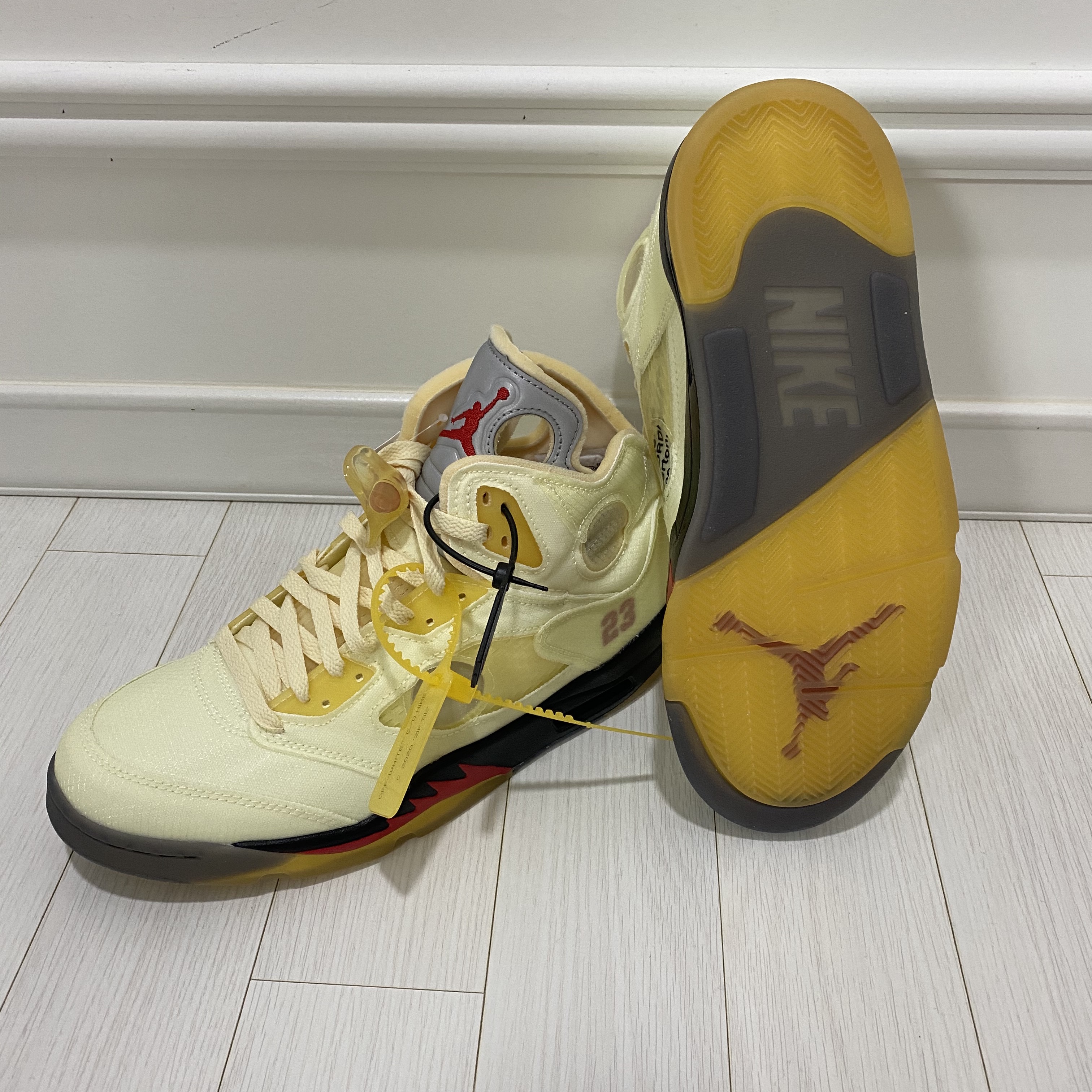 Jordan 5 x Off-White Retro SP Sail Fire Red 착용 스타일 - 4