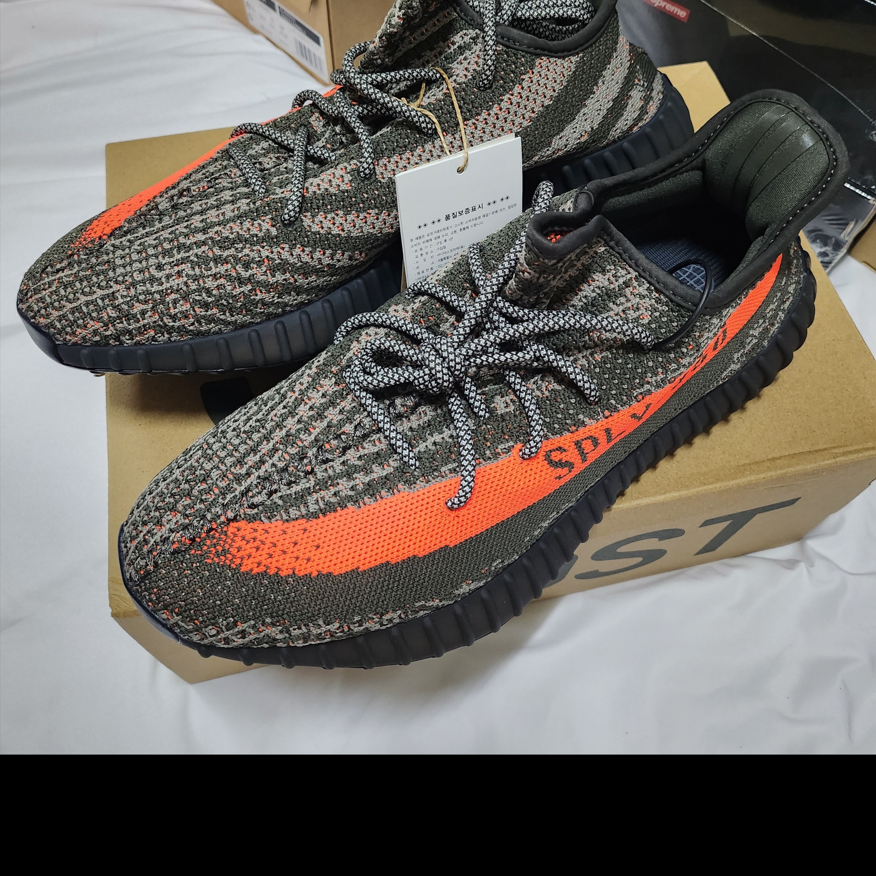 Adidas Yeezy Boost 350 V2 Carbon Beluga 착용 스타일 - 1