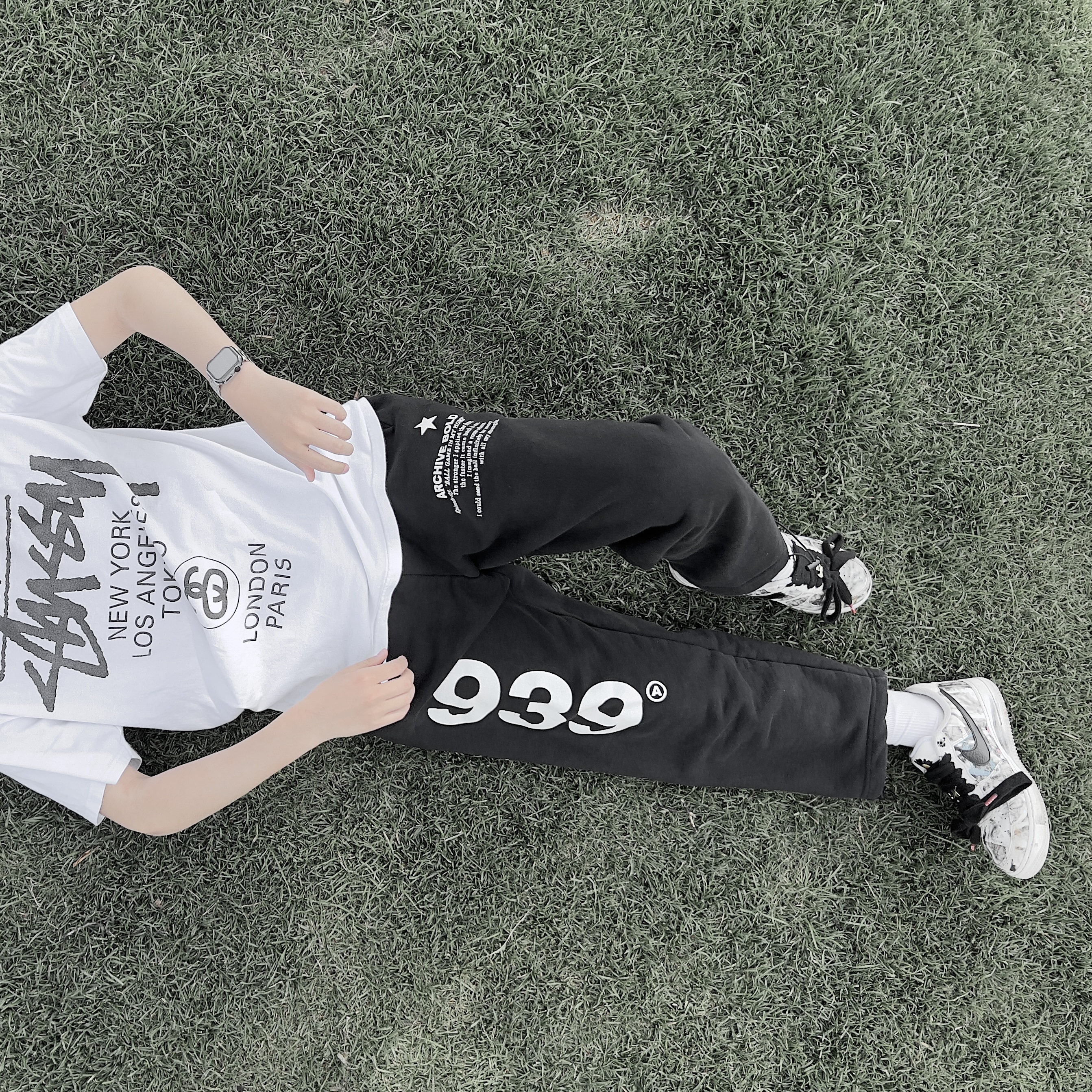 Nike x Peaceminusone Air Force 1 Low Para-Noise 2.0, Stussy World Tour T-Shirt White 2023 착용 스타일 - 2