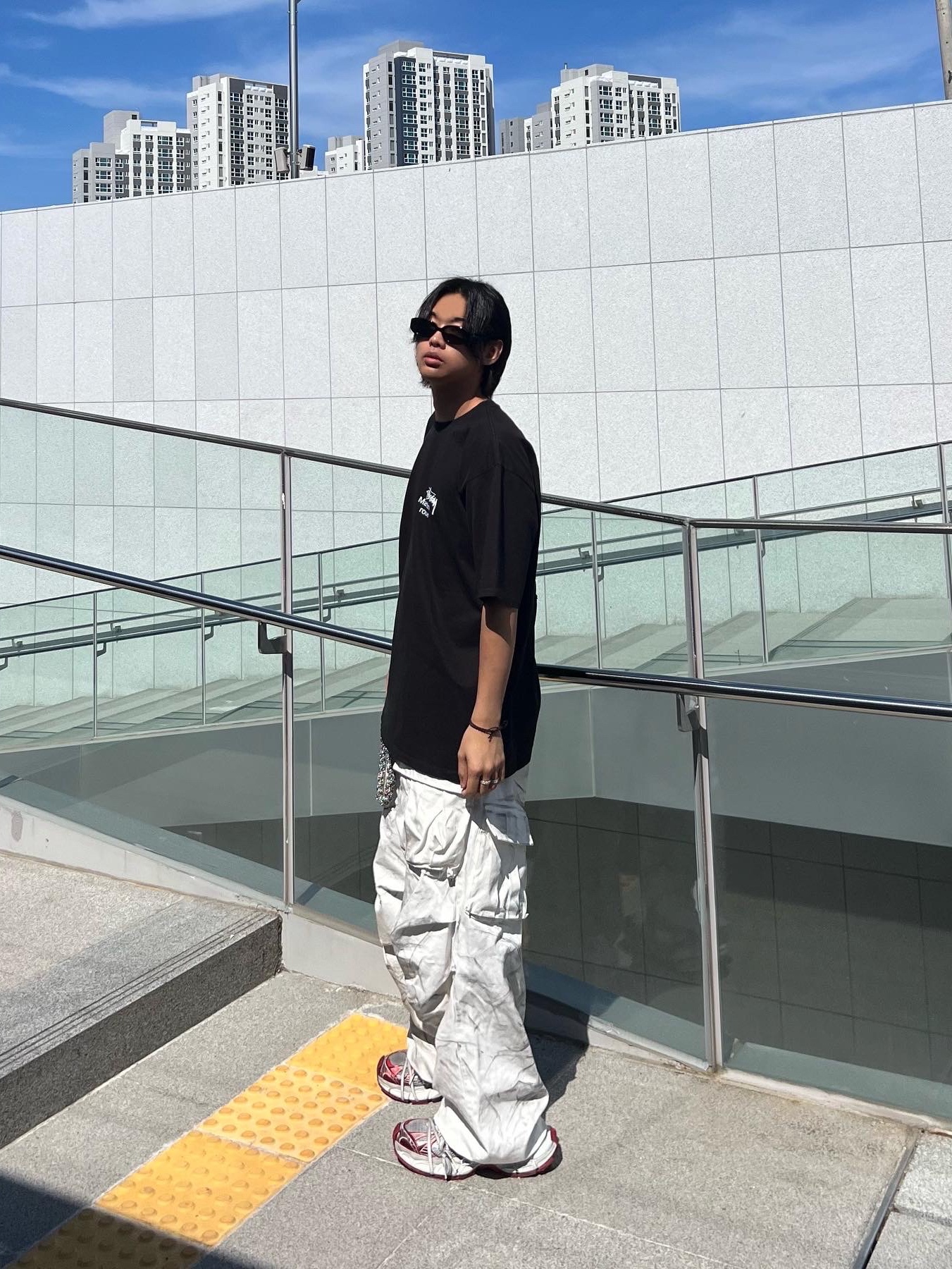 Stussy x Martine Rose Collage Pigment Dyed T-Shirt Black, Balenciaga 3XL Sneakers White Red 착용 스타일 - 1