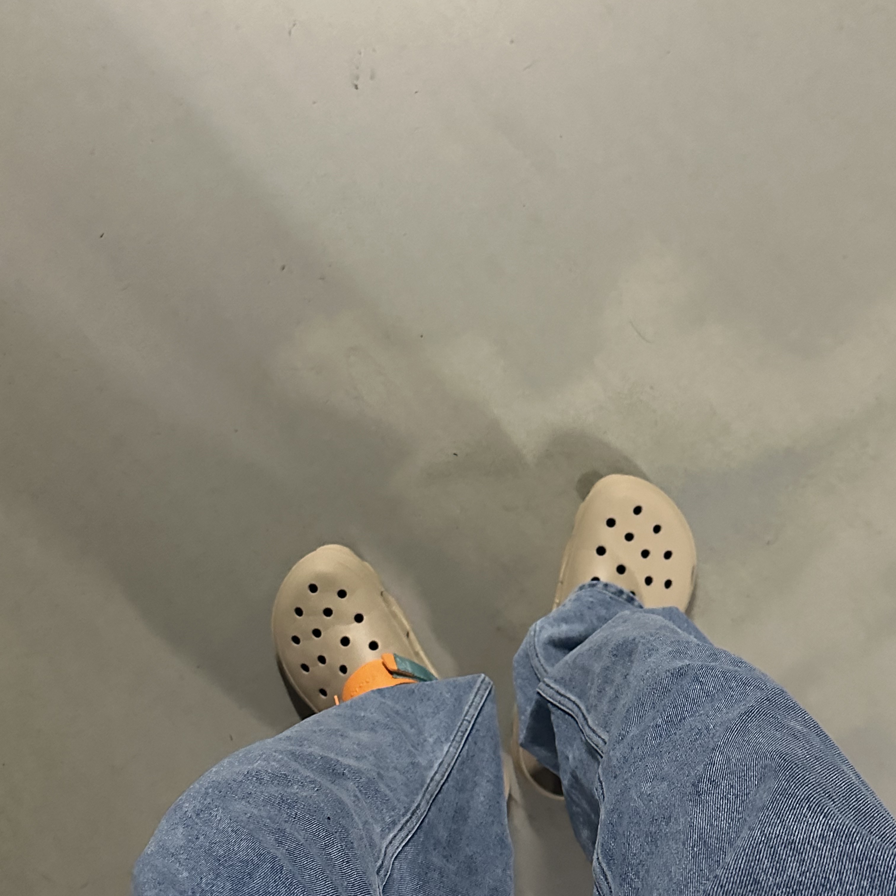 Crocs All Terrain Clog Chai Multi 착용 스타일