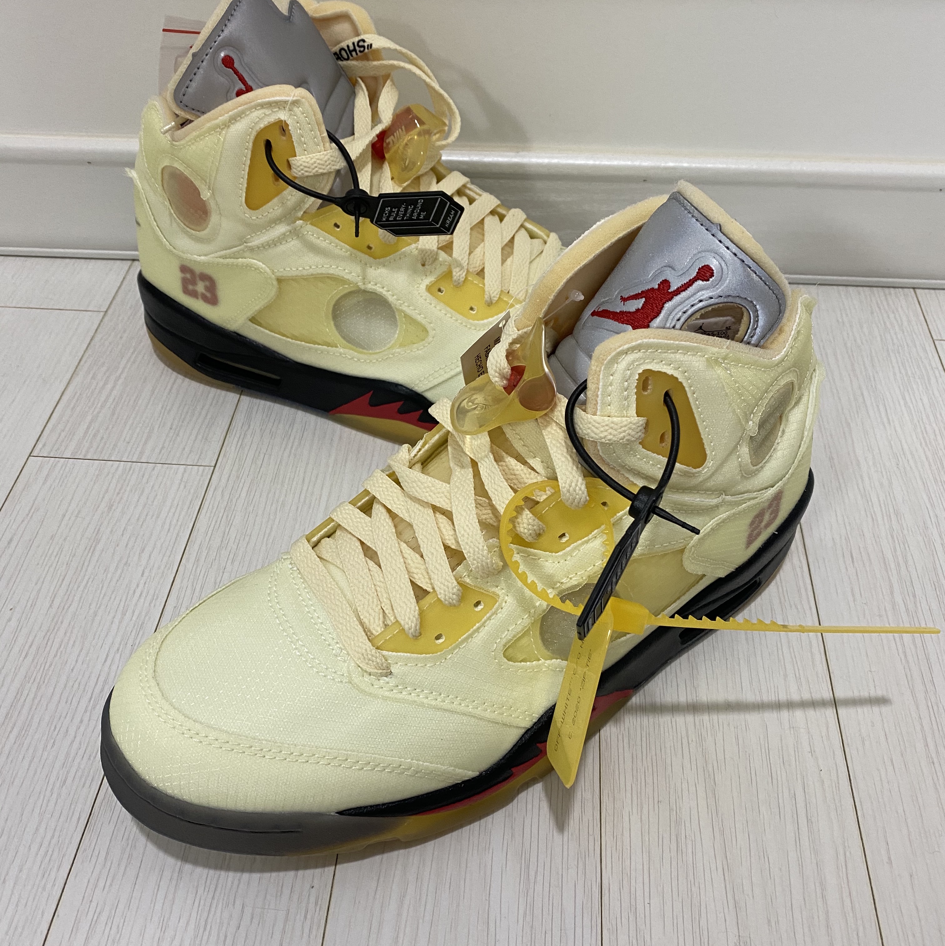 Jordan 5 x Off-White Retro SP Sail Fire Red 착용 스타일 - 2
