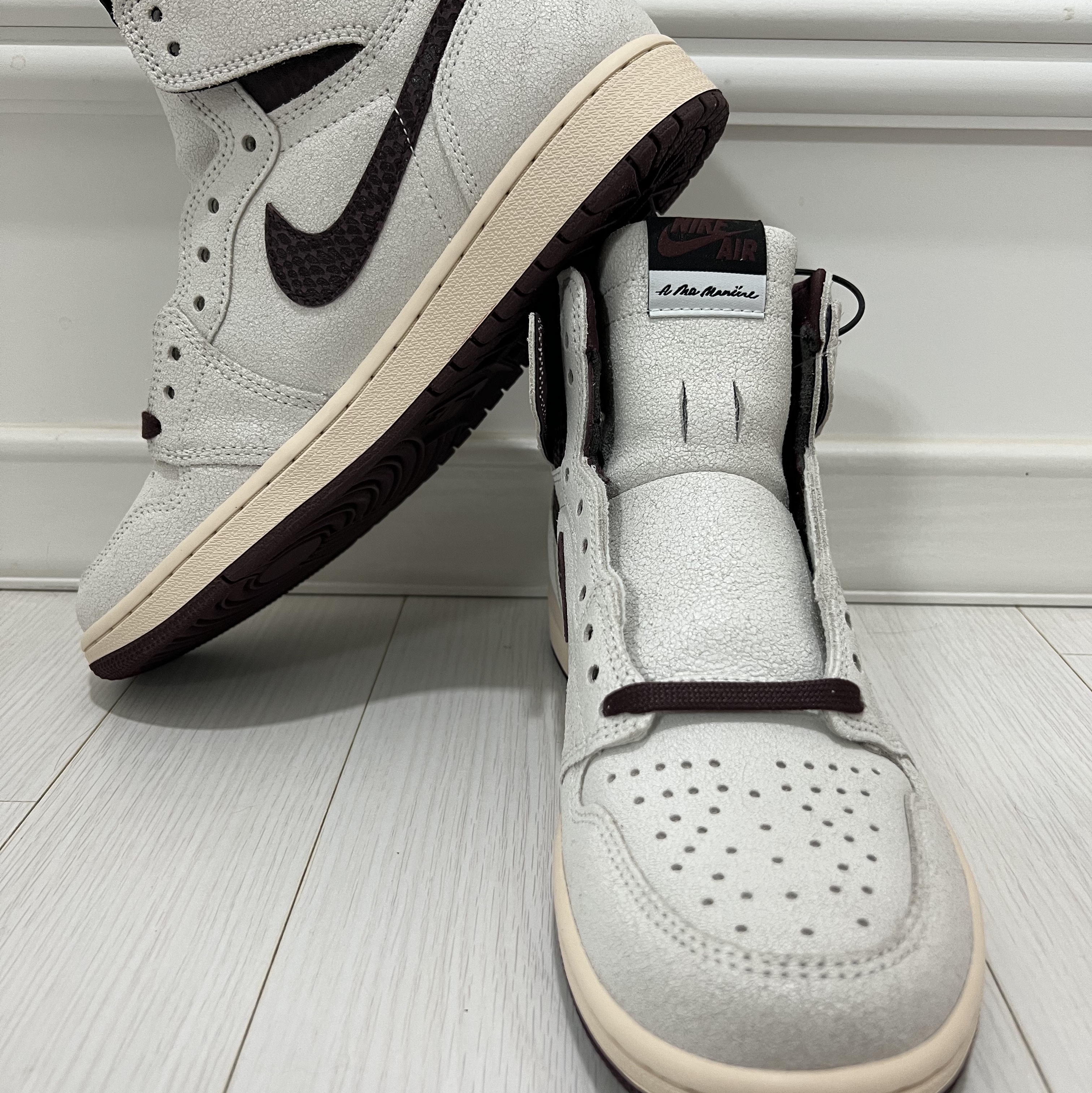 Jordan 1 x A Ma Maniere Retro High OG SP Sail and Burgundy 착용 스타일 - 1