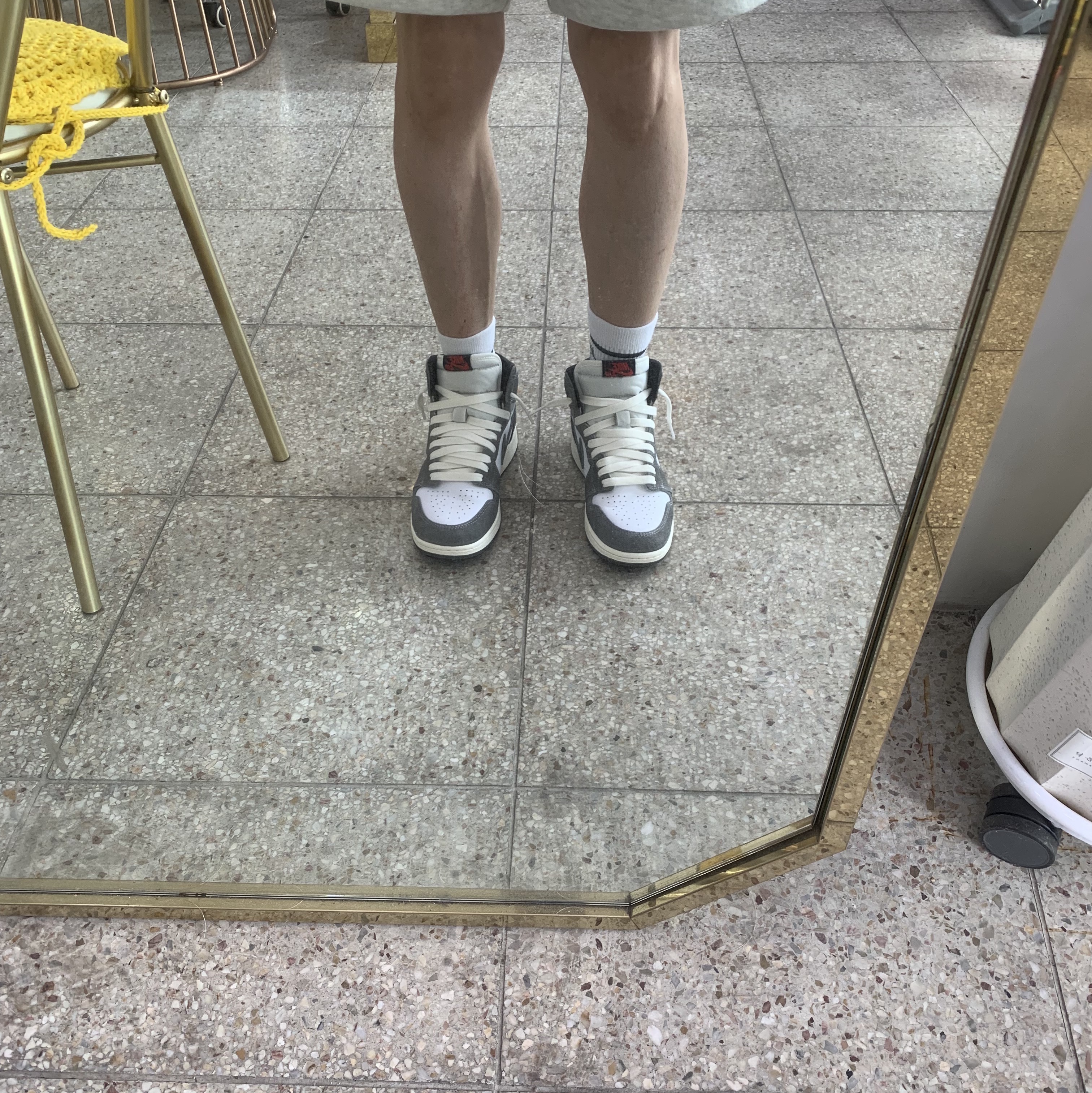 Jordan 1 Retro High OG Black and Smoke Grey 착용 스타일 - 3