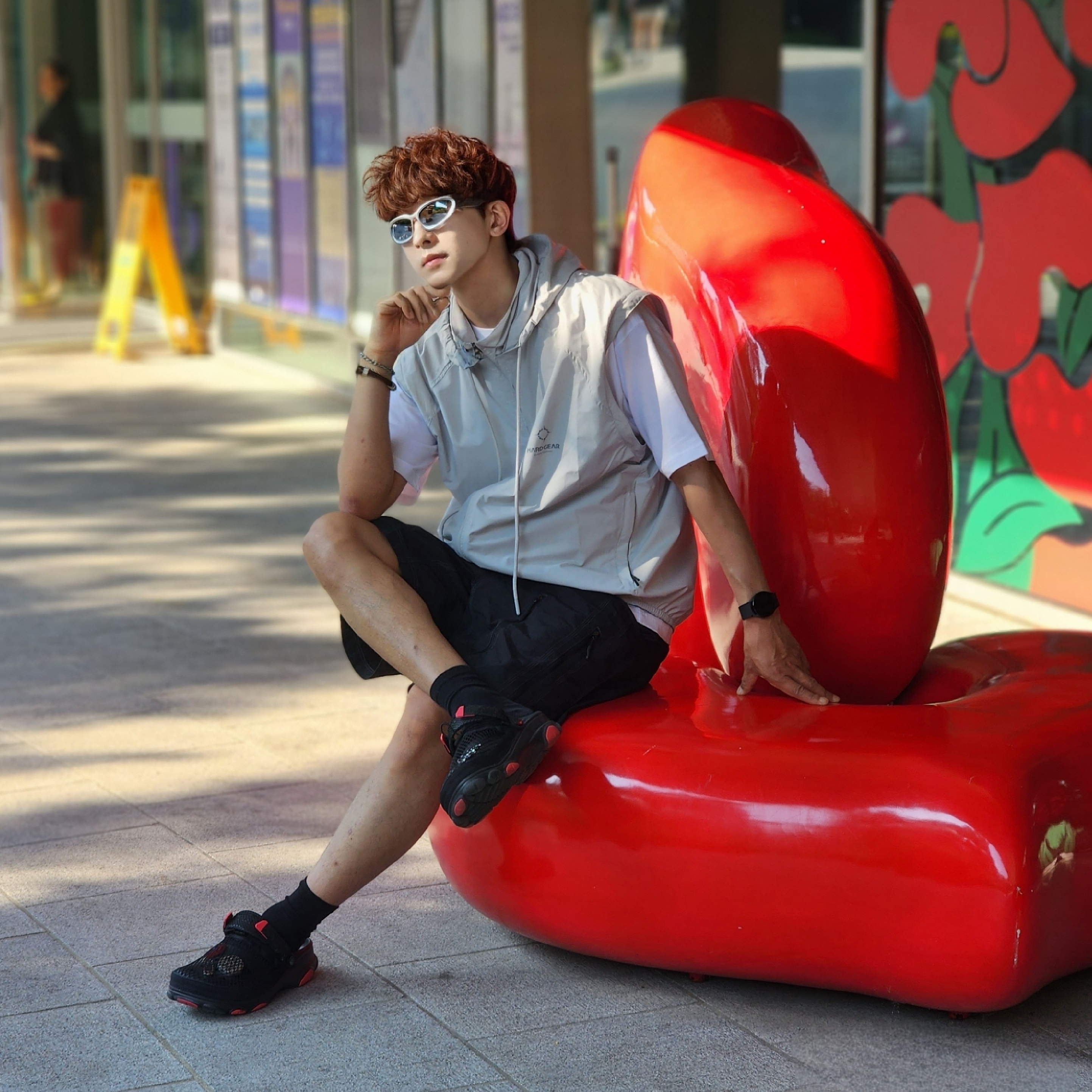 Crocs x Staple Classic All Terrain Clog Black 착용 스타일 - 4