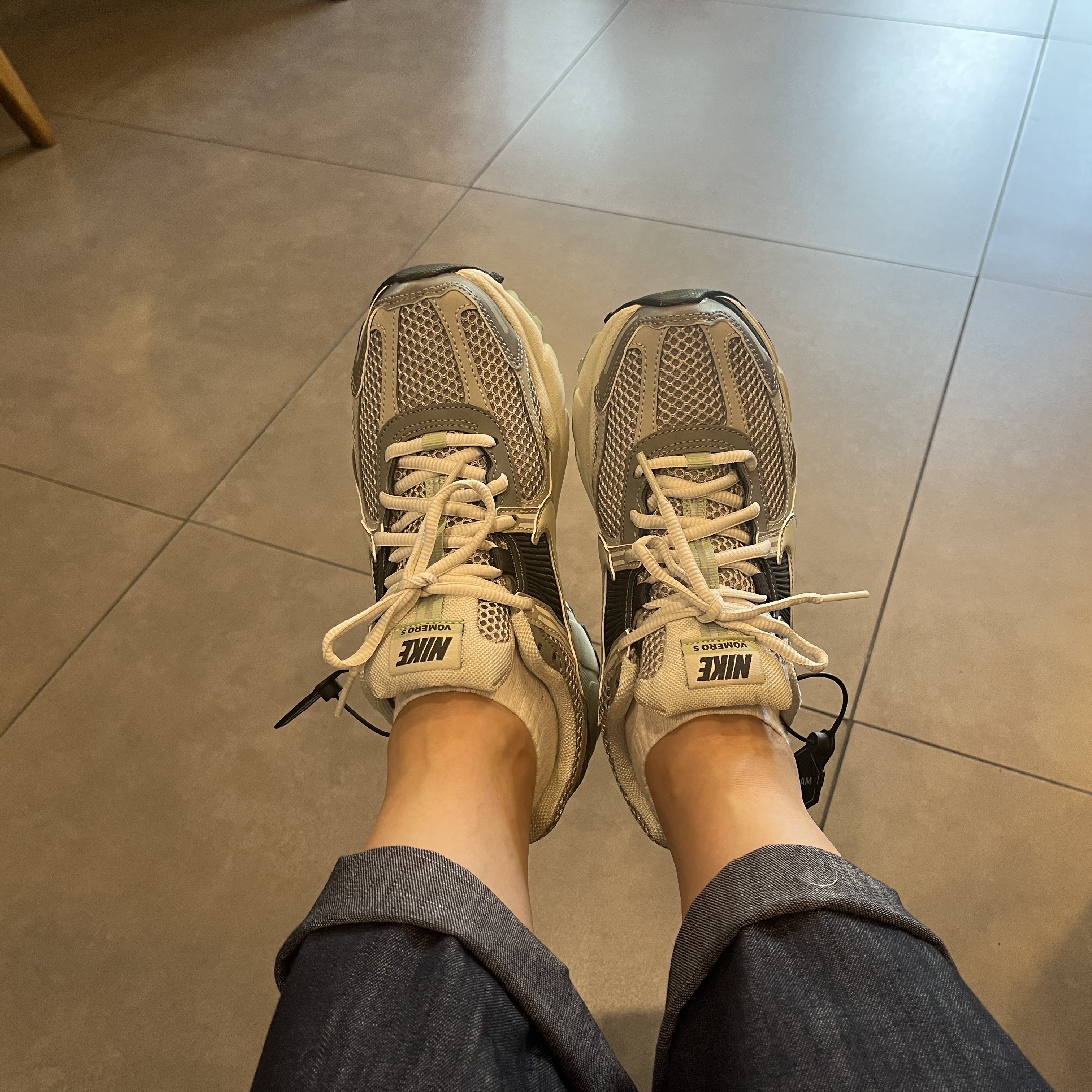 (W) Nike Zoom Vomero 5 Cobblestone and Flat Pewter 착용 스타일