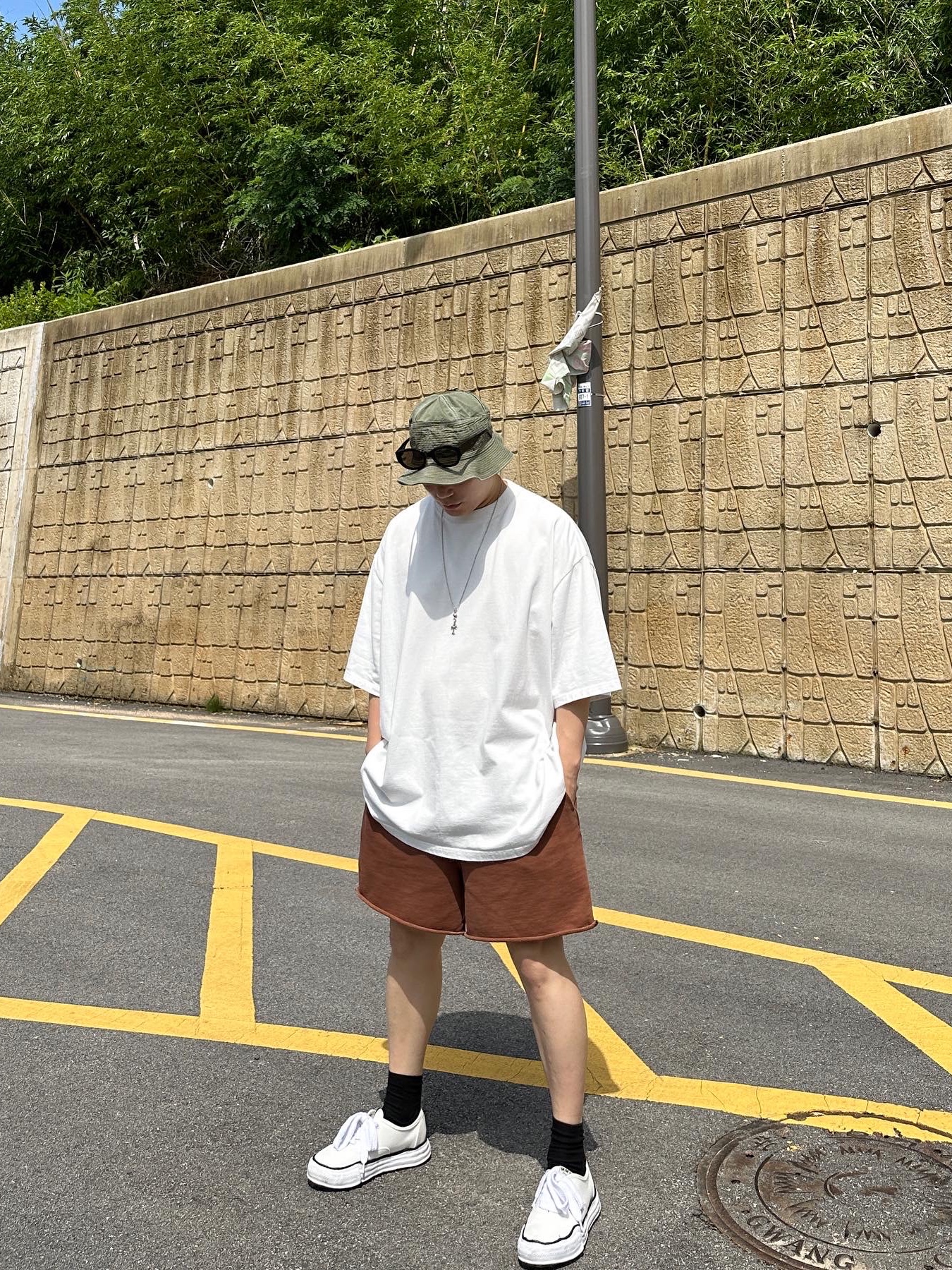 Maison Mihara Yasuhiro Baker OG Sole Canvas Low Cut Sneakers White 착용 스타일 - 2