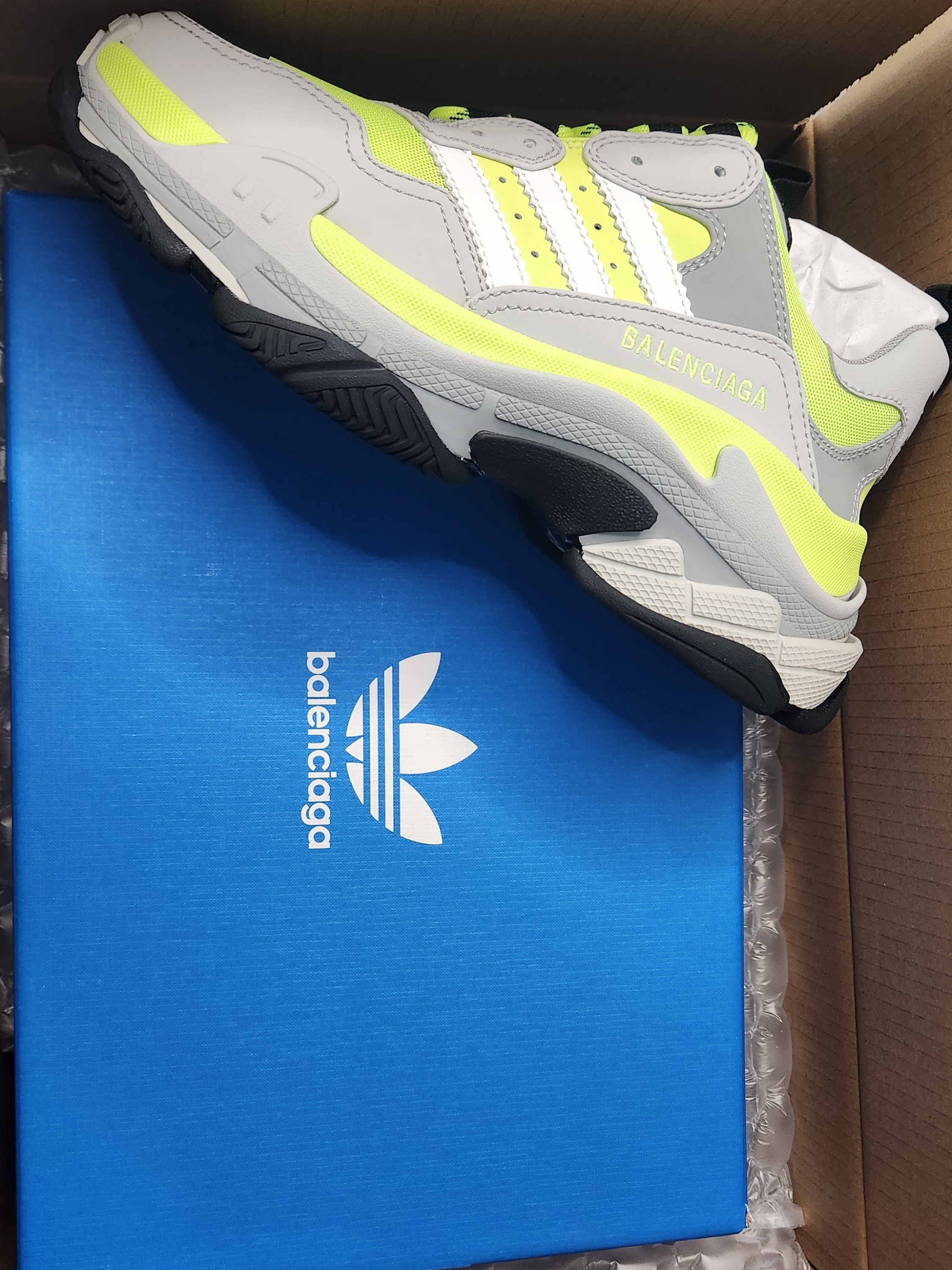 Balenciaga x Adidas Triple S Sneakers Fluo Yellow 착용 스타일