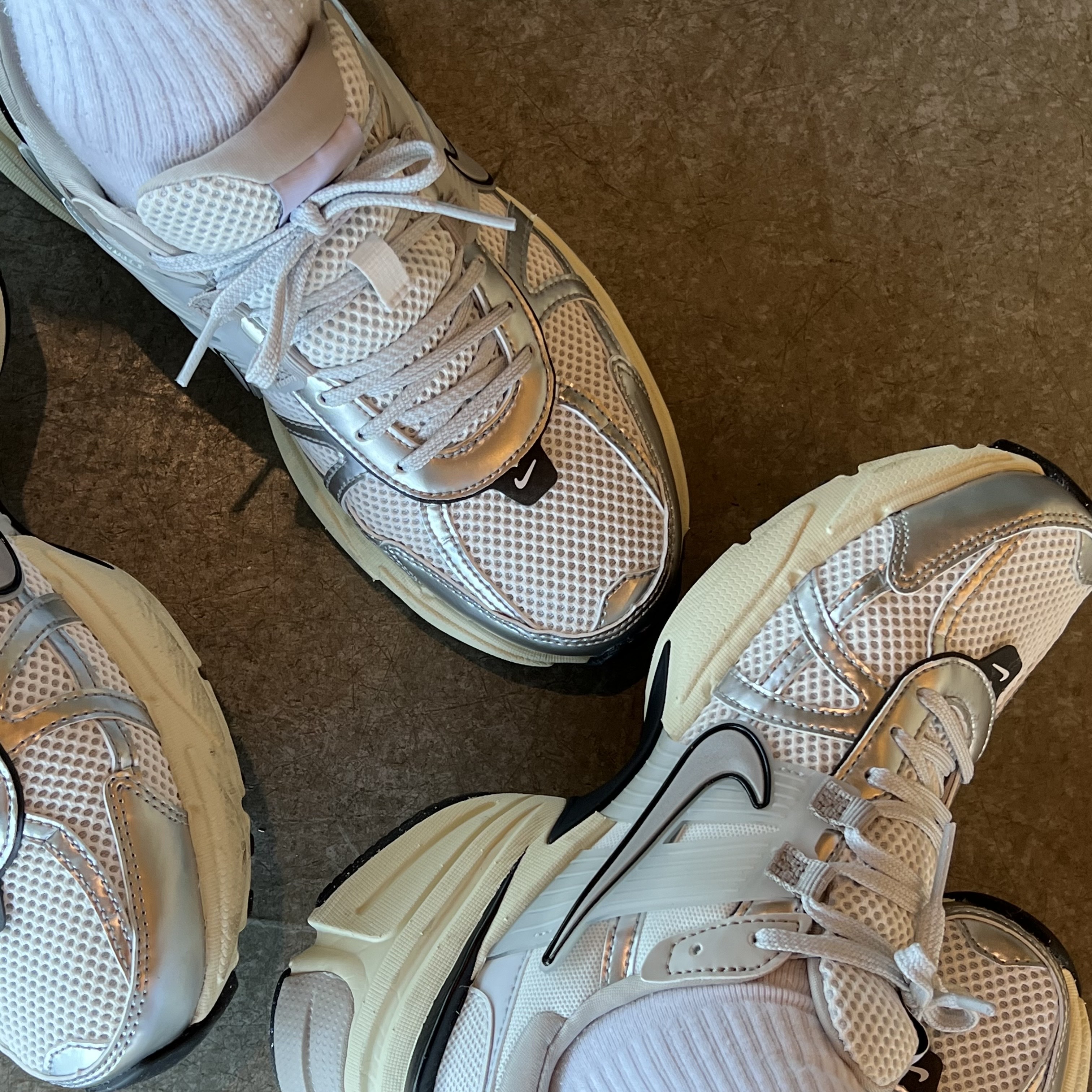 Nike V2K Run Summit White Metallic Silver 착용 스타일