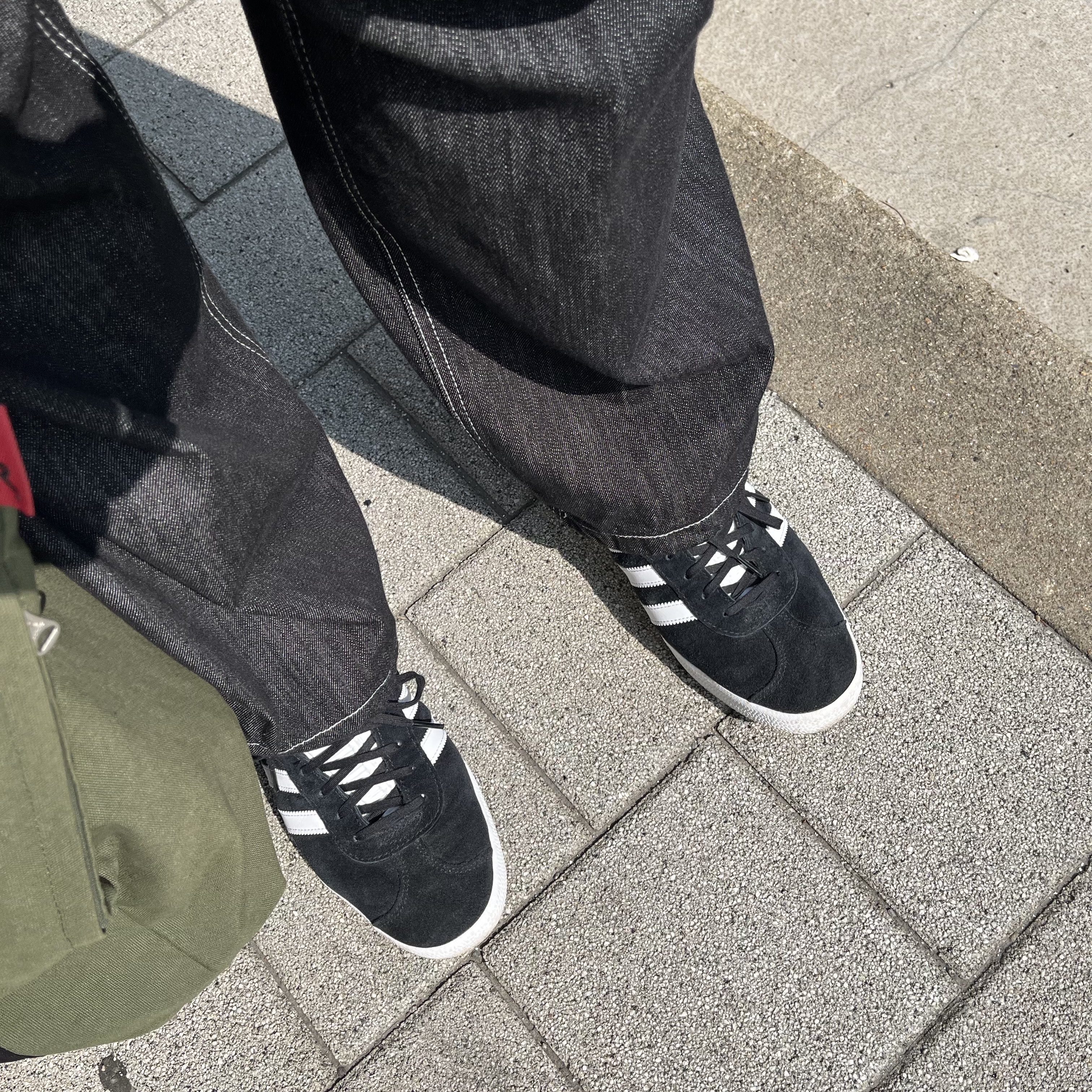 Adidas Gazelle Core Black White 착용 스타일