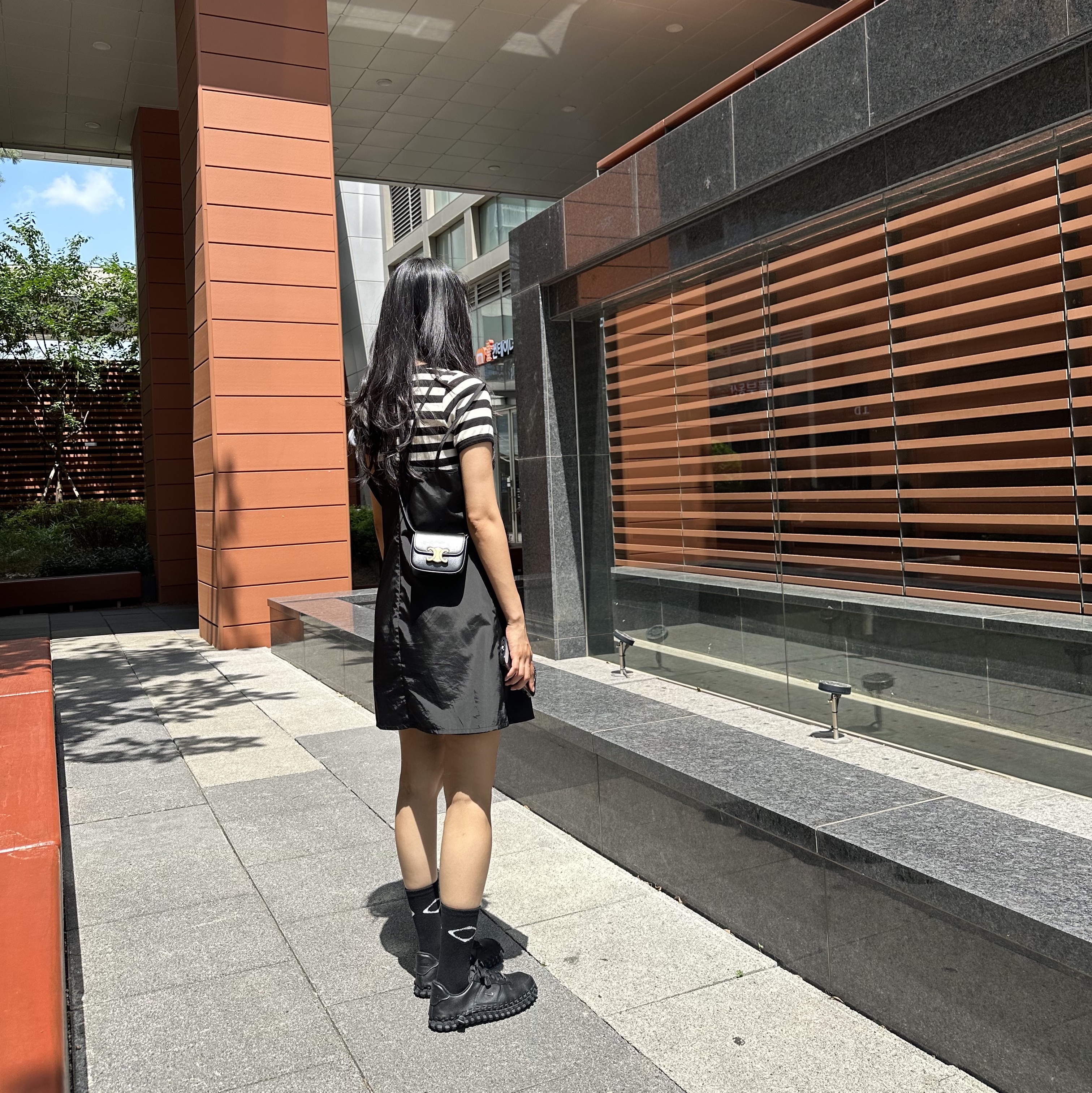 Nike x Jacquemus J Force 1 Low LX SP White, Louis Vuitton Saumur Slingbag Monogram Eclipse 착용 스타일 - 2