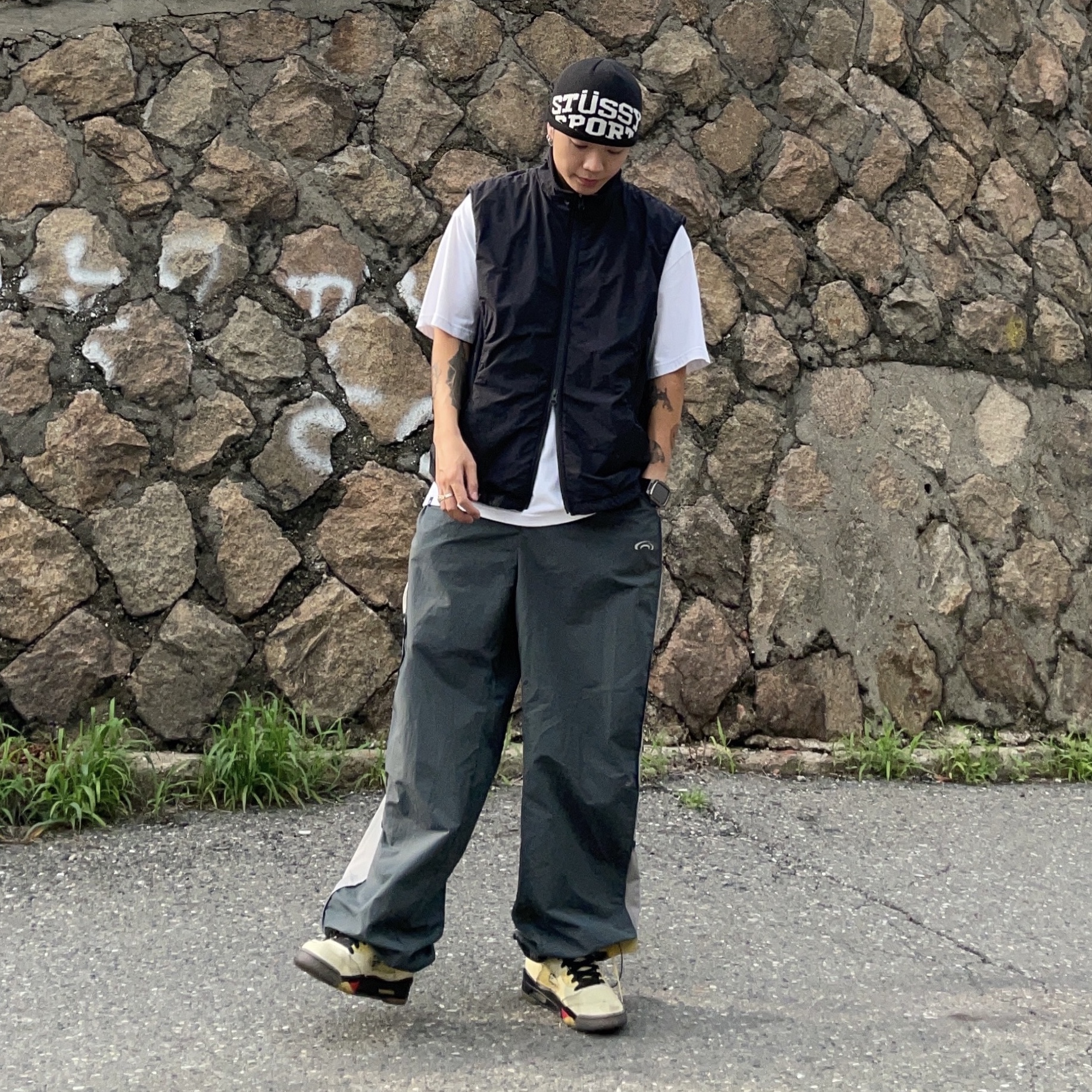 Stussy Sport Jacquard Skullcap Beanie Black, Jordan 5 x Off-White Retro SP Sail Fire Red 착용 스타일 - 2