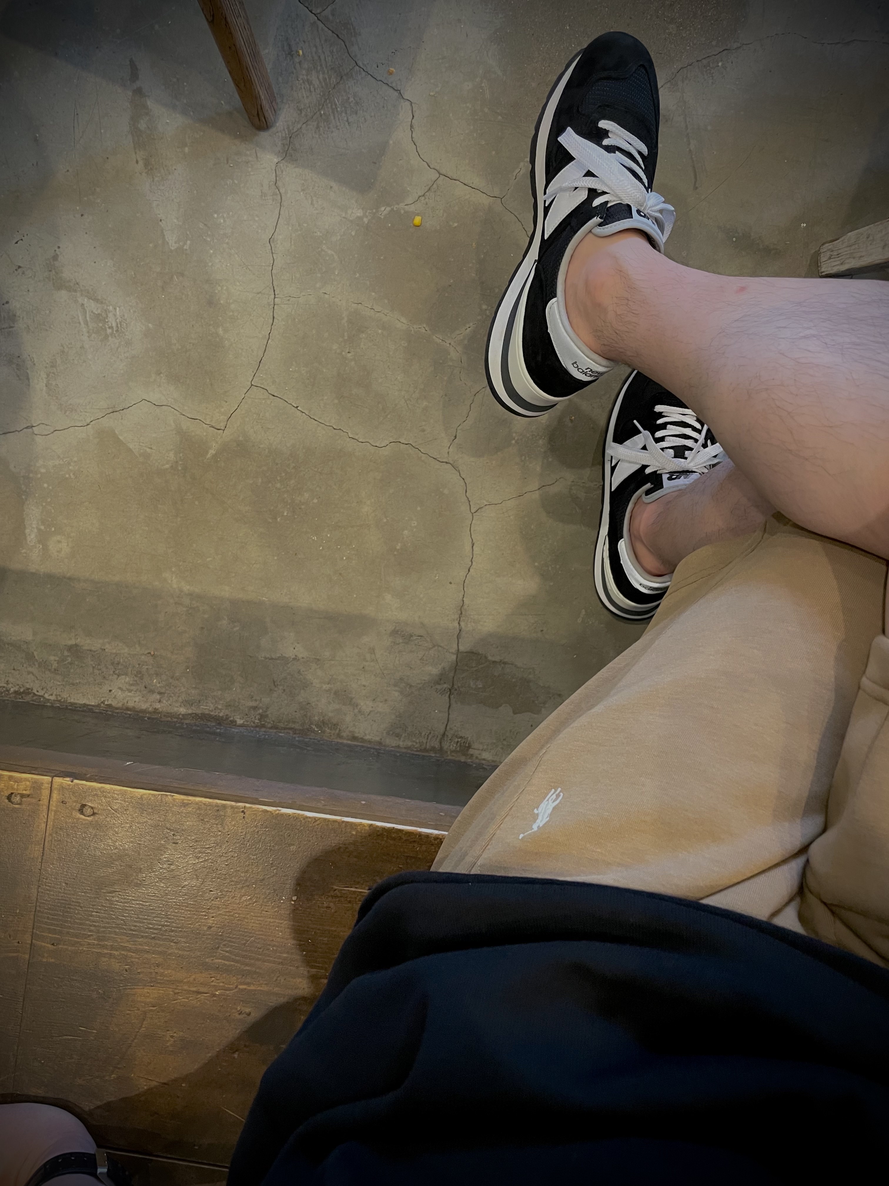 New Balance 990v1 Made in USA Black 착용 스타일 - 2