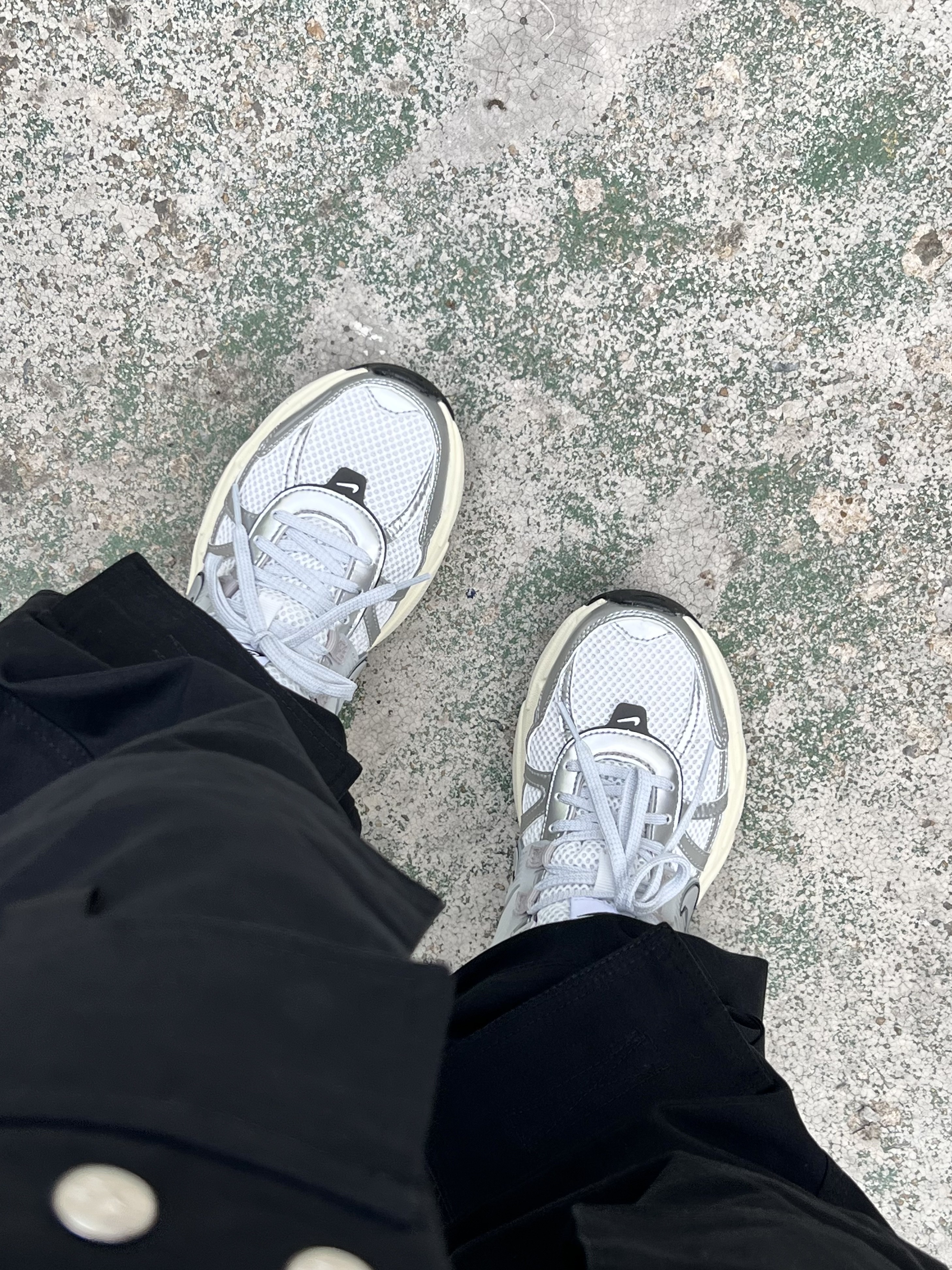 Porter Tanker Shoulder Bag Black, Nike V2K Run Summit White Metallic Silver 착용 스타일 - 5
