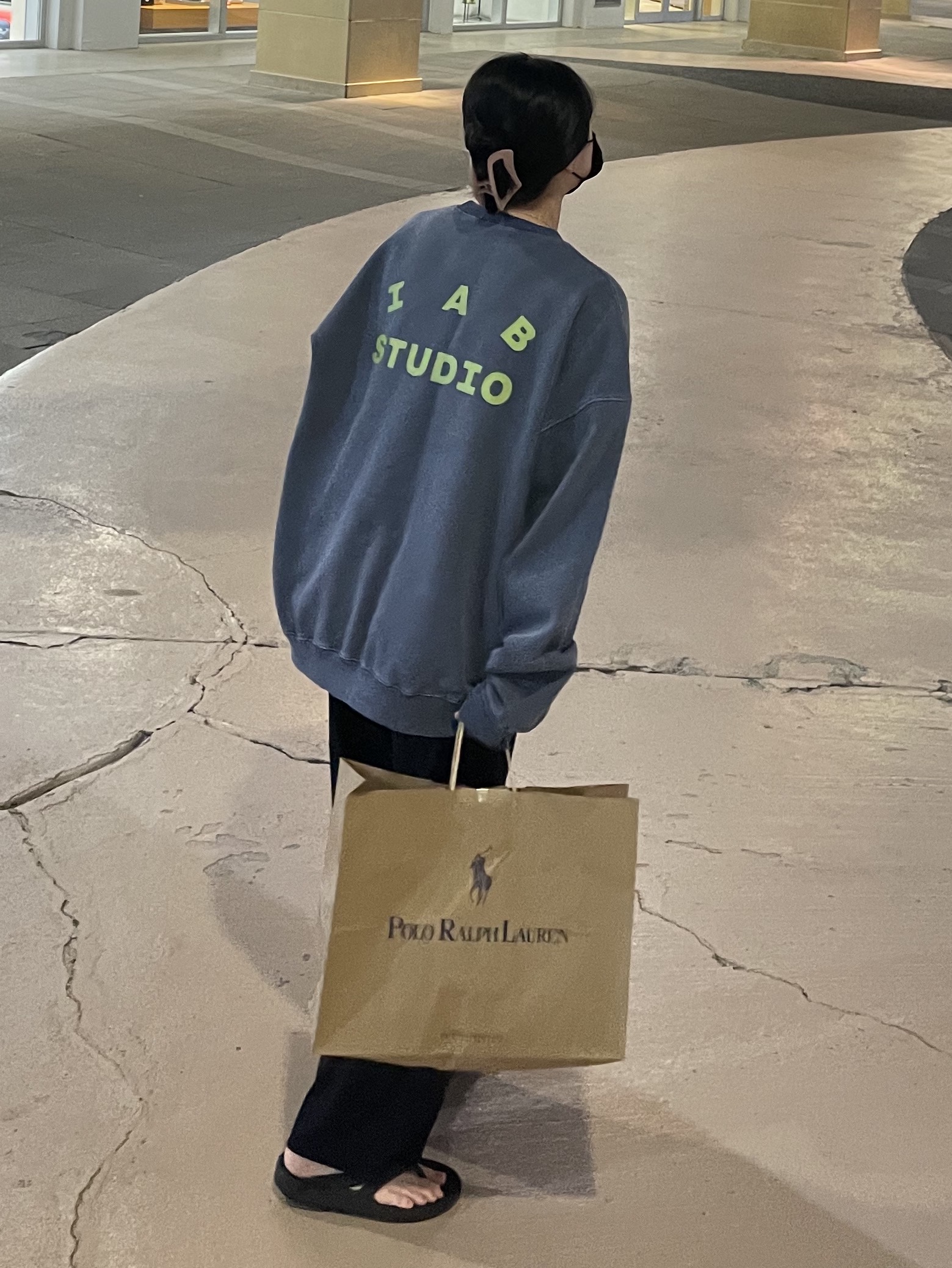 IAB Studio Pigment Sweatshirt Navy 착용 스타일