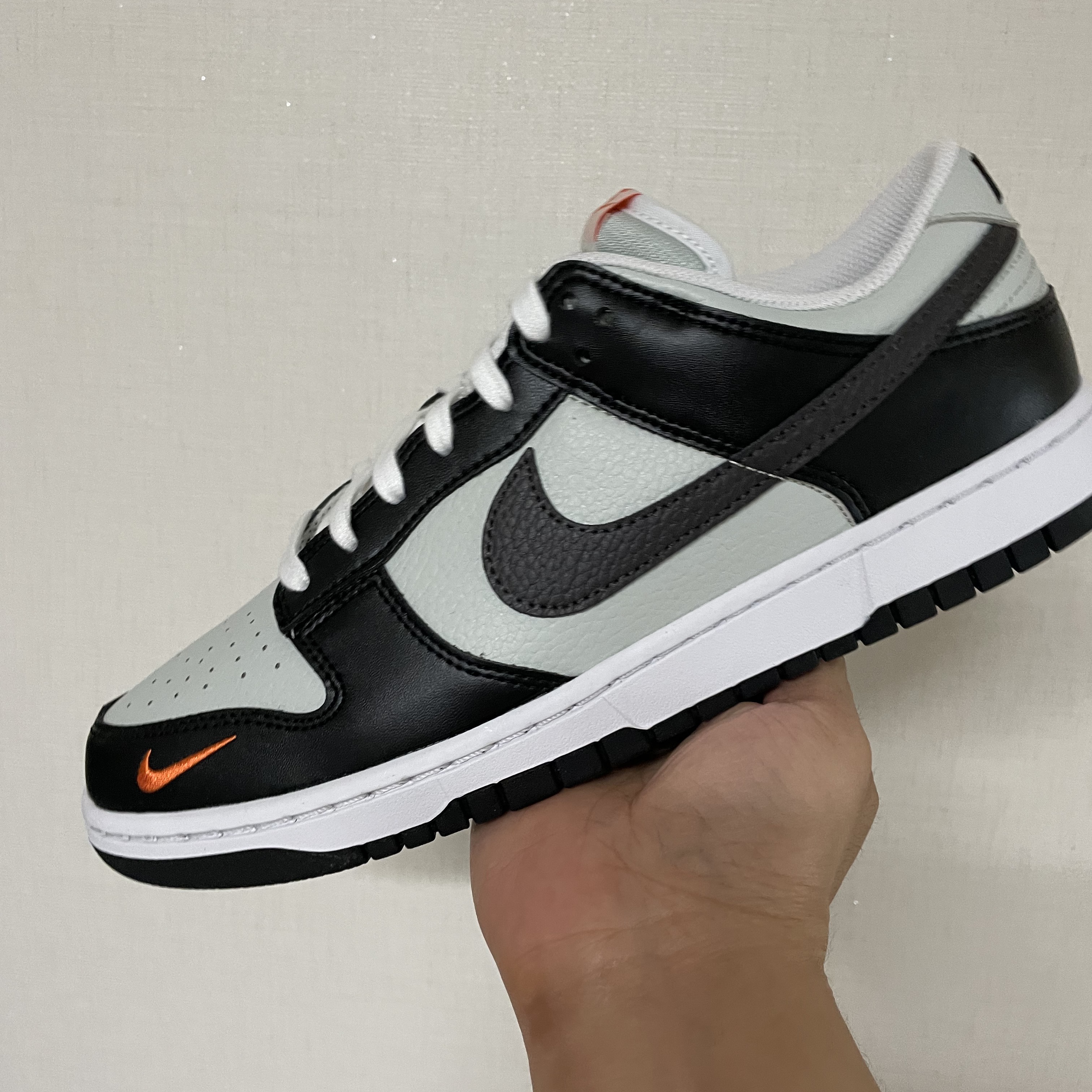 Nike Dunk Low Black Orange 착용 스타일 - 1