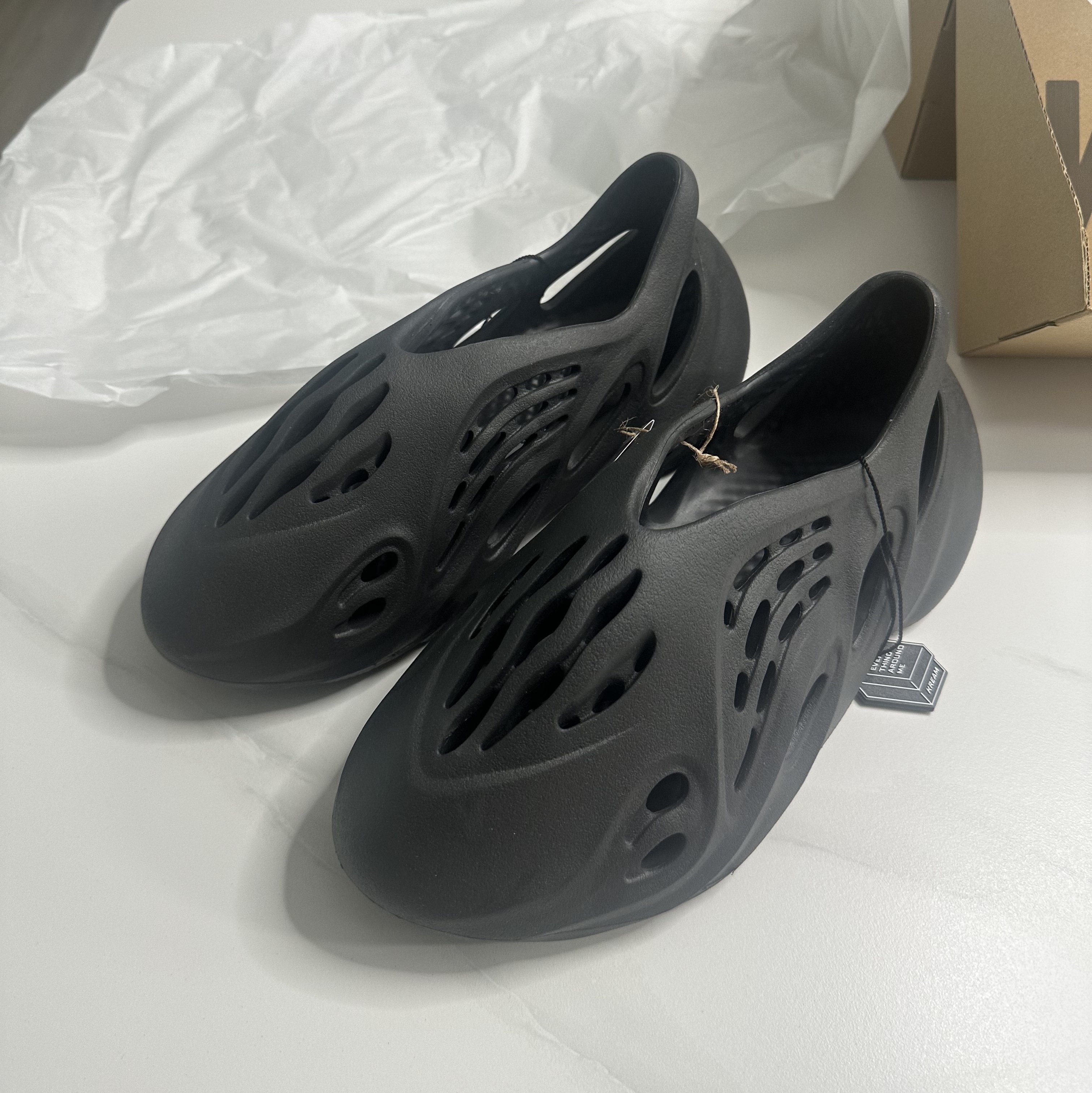 Adidas Yeezy Foam RNNR Onyx 착용 스타일