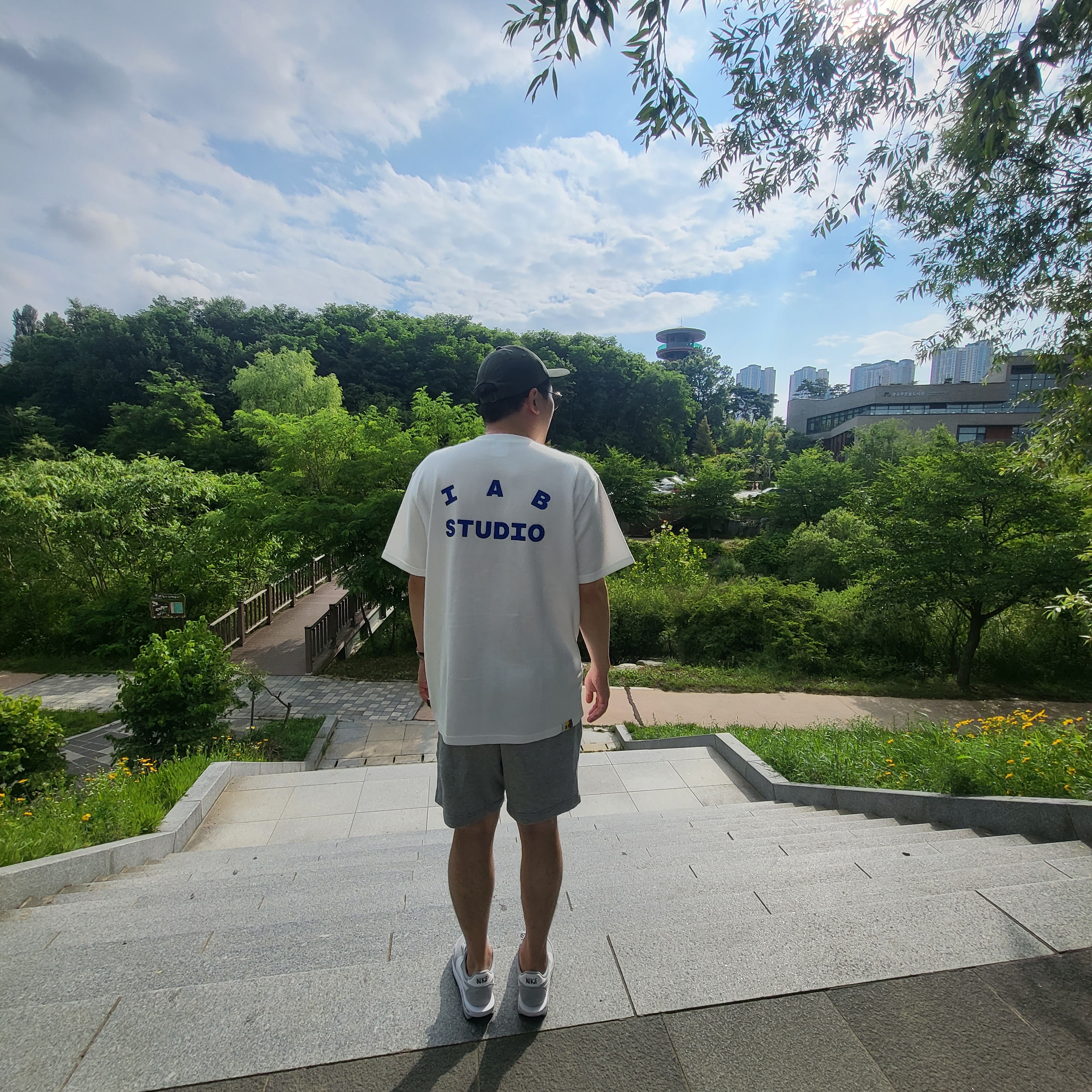 IAB Studio 10th Anniversary T-Shirts Pack White & Black (2 Pack), Nike x Sacai x Fragment LDWaffle Light Smoke Grey 착용 스타일 - 1