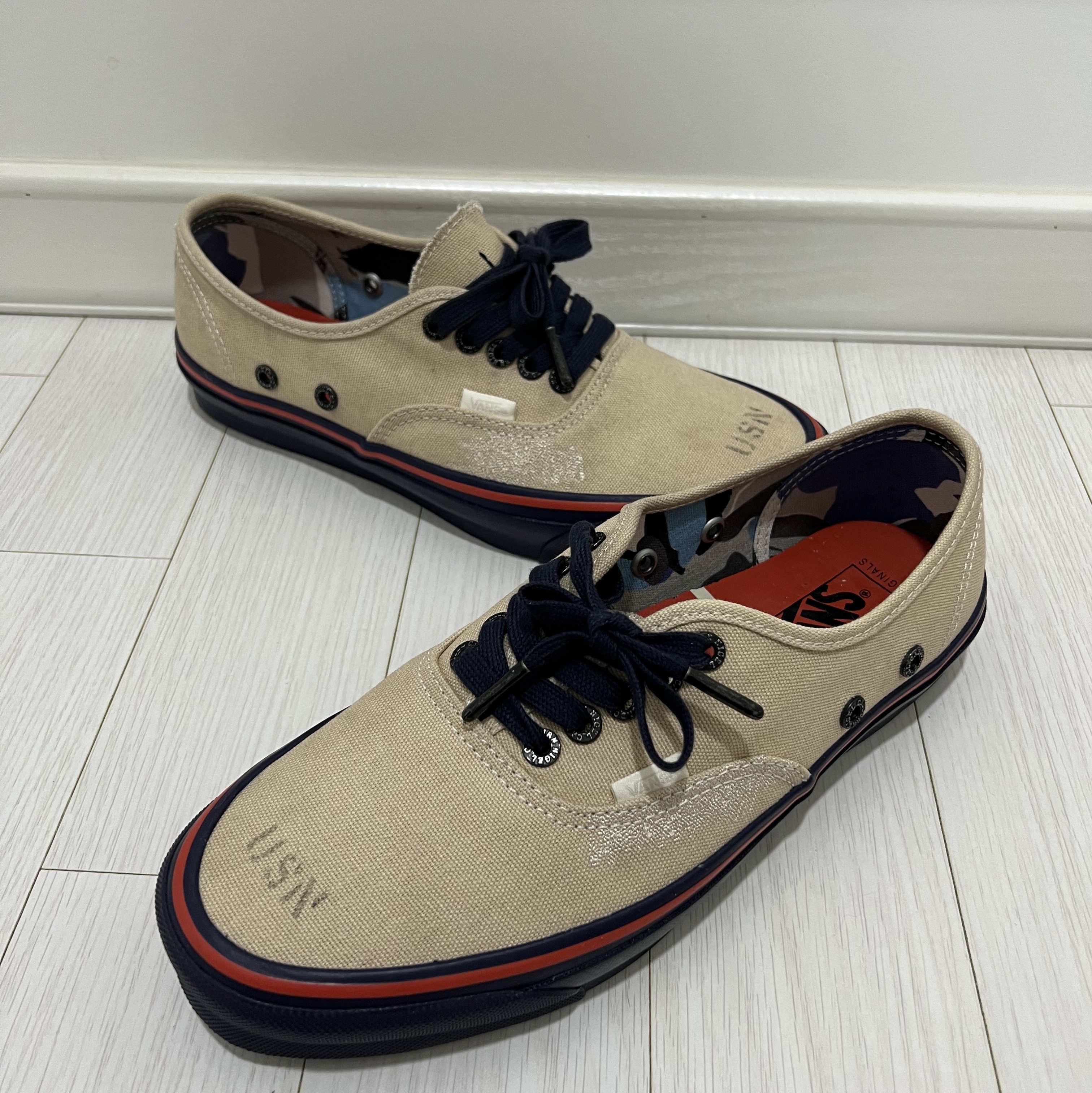 Vans Vault x Nigel Cabourn OG Authentic LX Worn White Navy 착용 스타일 - 2