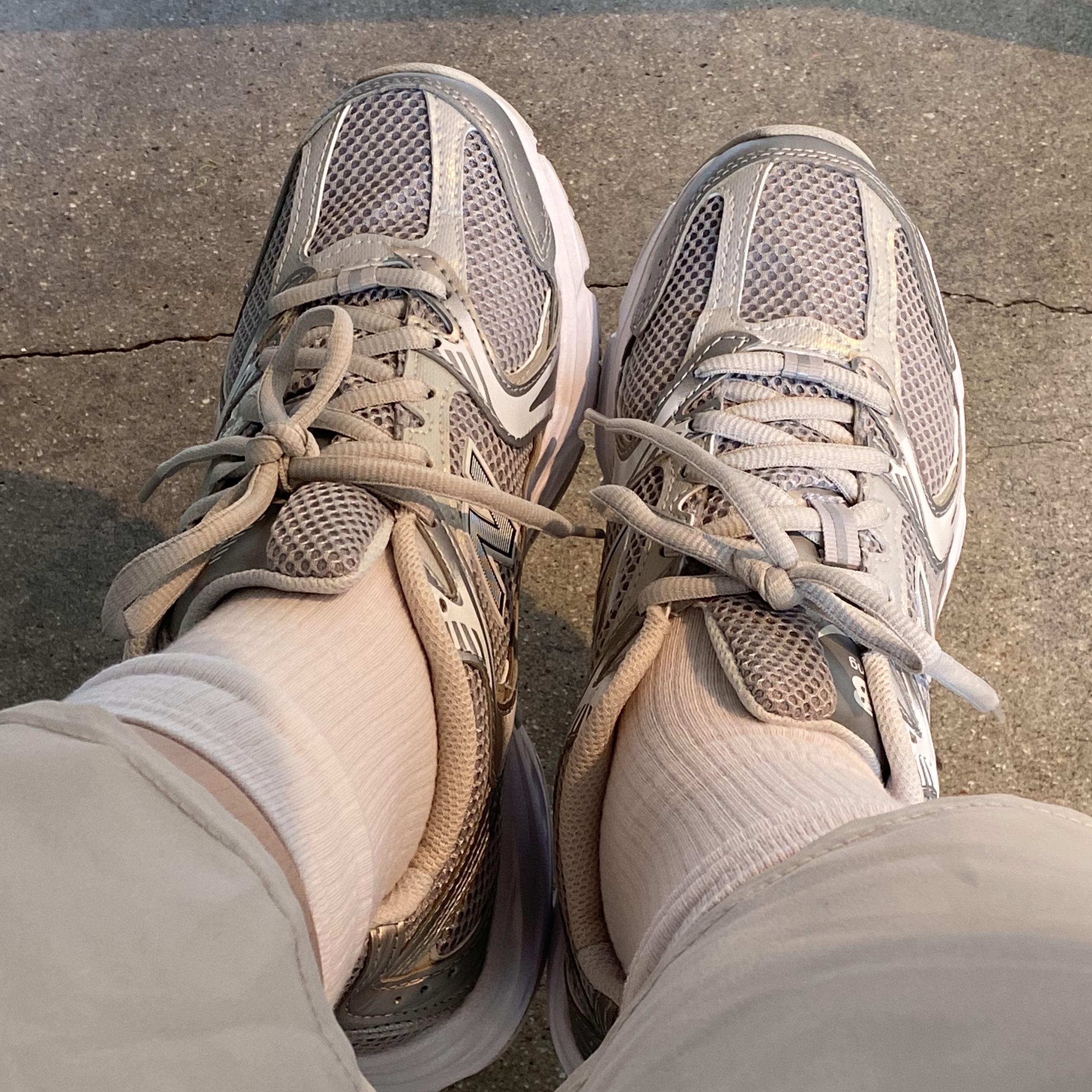 New Balance 530 Silver Grey 착용 스타일