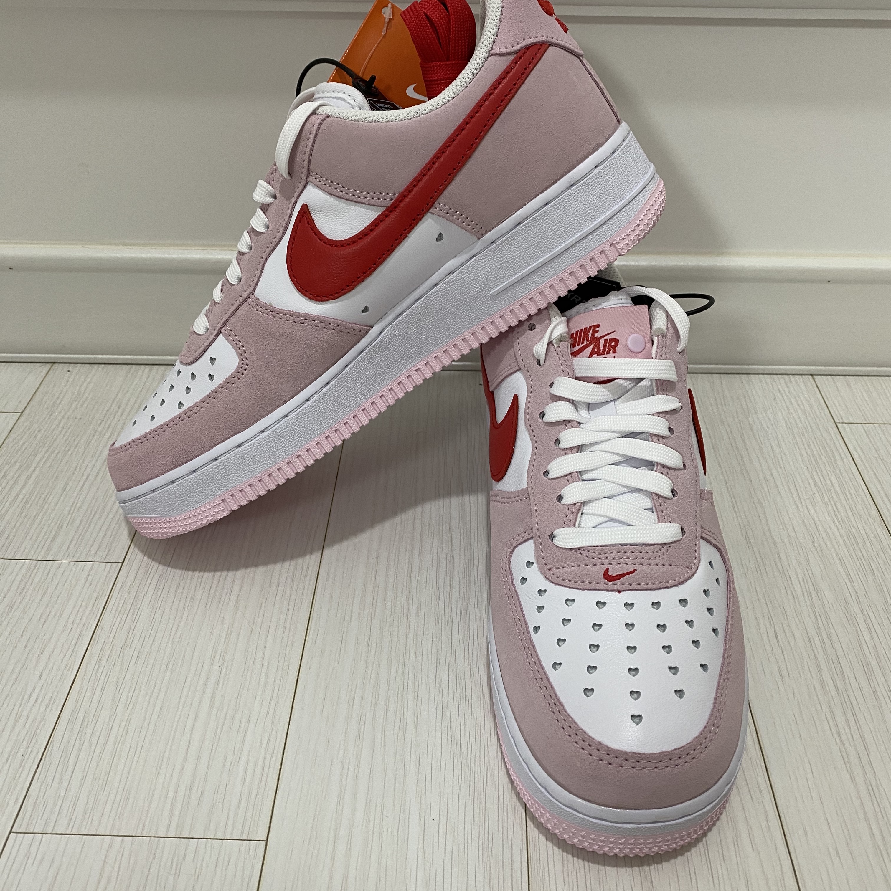 Nike Air Force 1 '07 QS Valentine's Day 착용 스타일 - 1