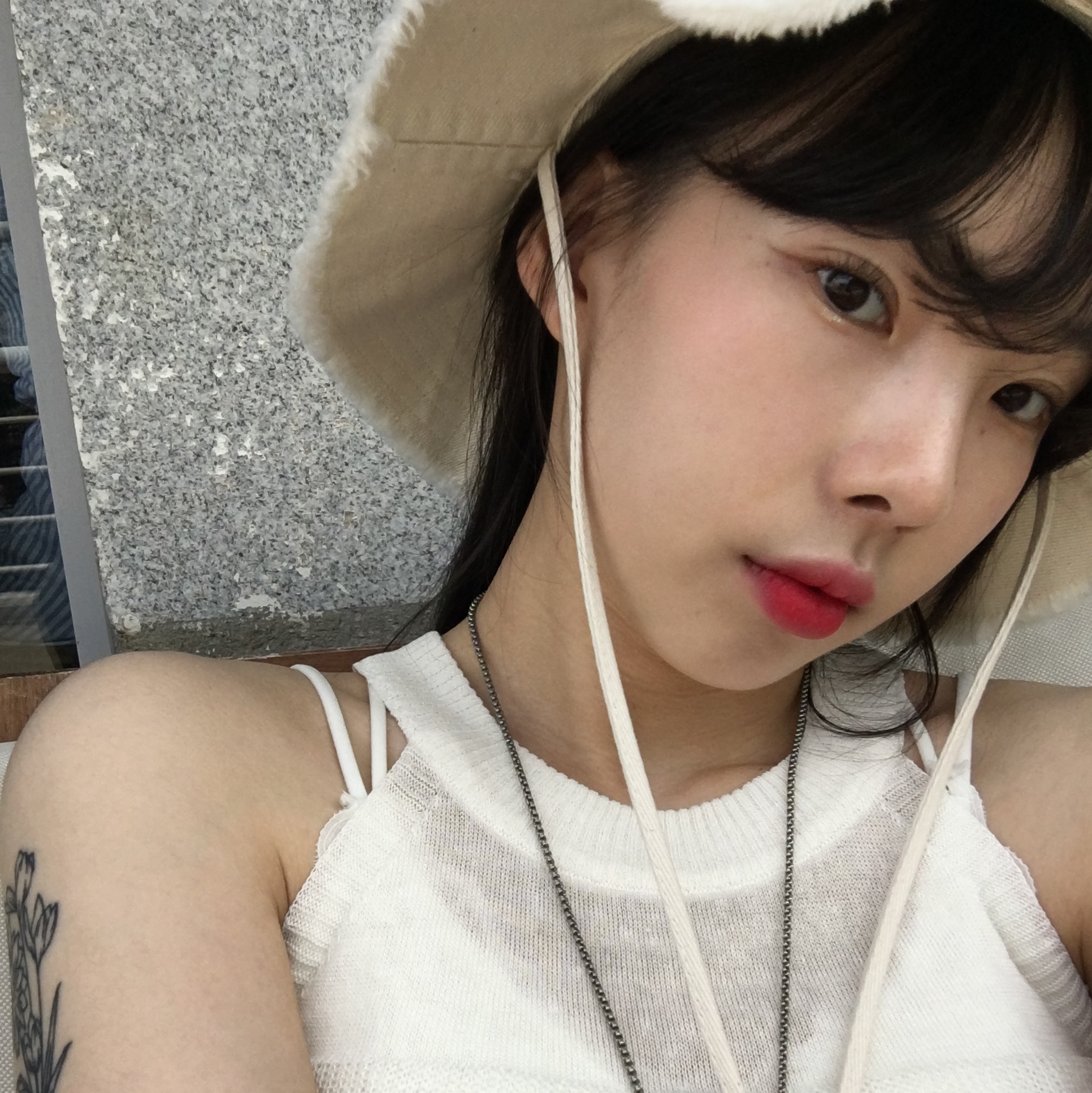 Jacquemus Le Bob Artichaut Bucket Hat Off White 착용 스타일 - 2