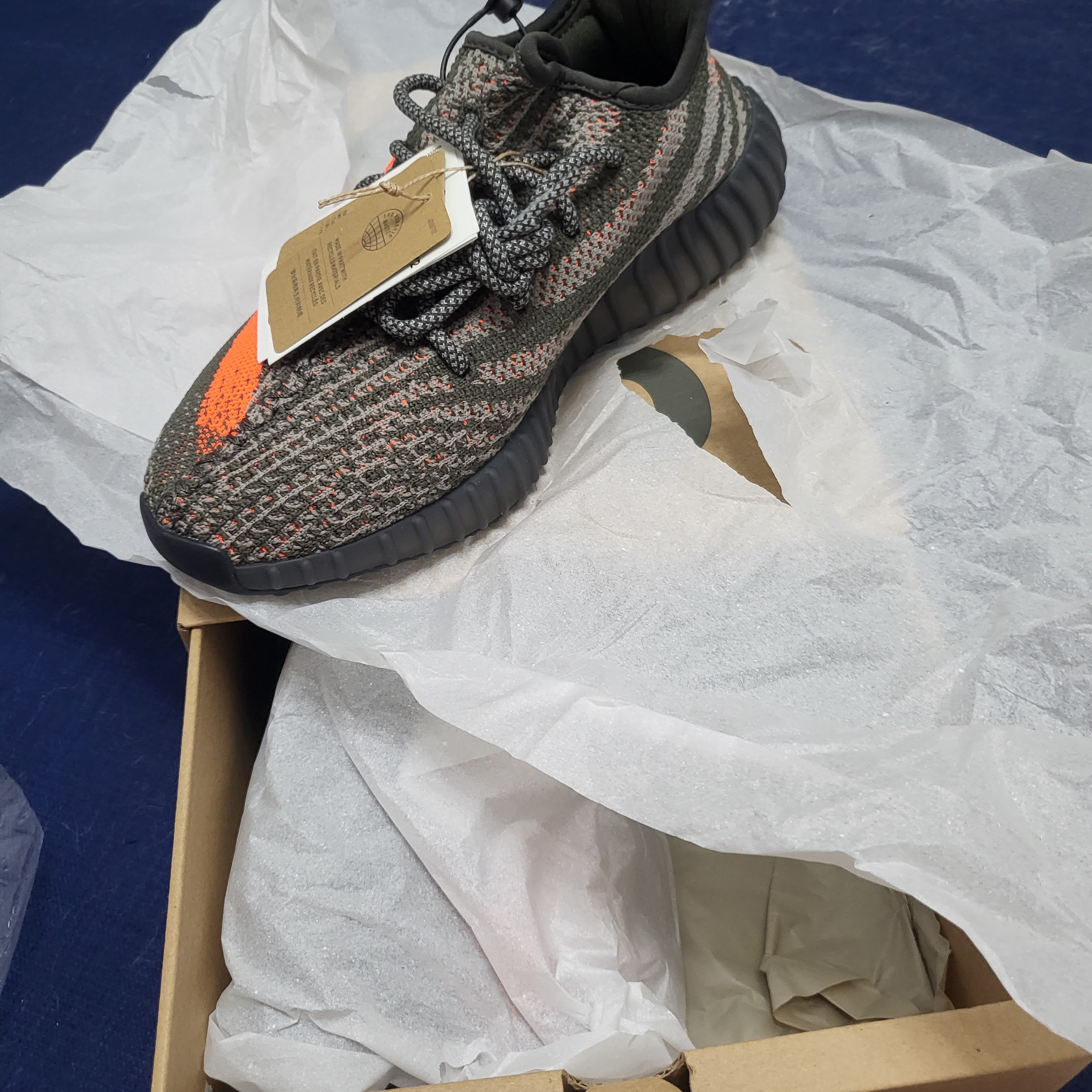 Adidas Yeezy Boost 350 V2 Carbon Beluga 착용 스타일