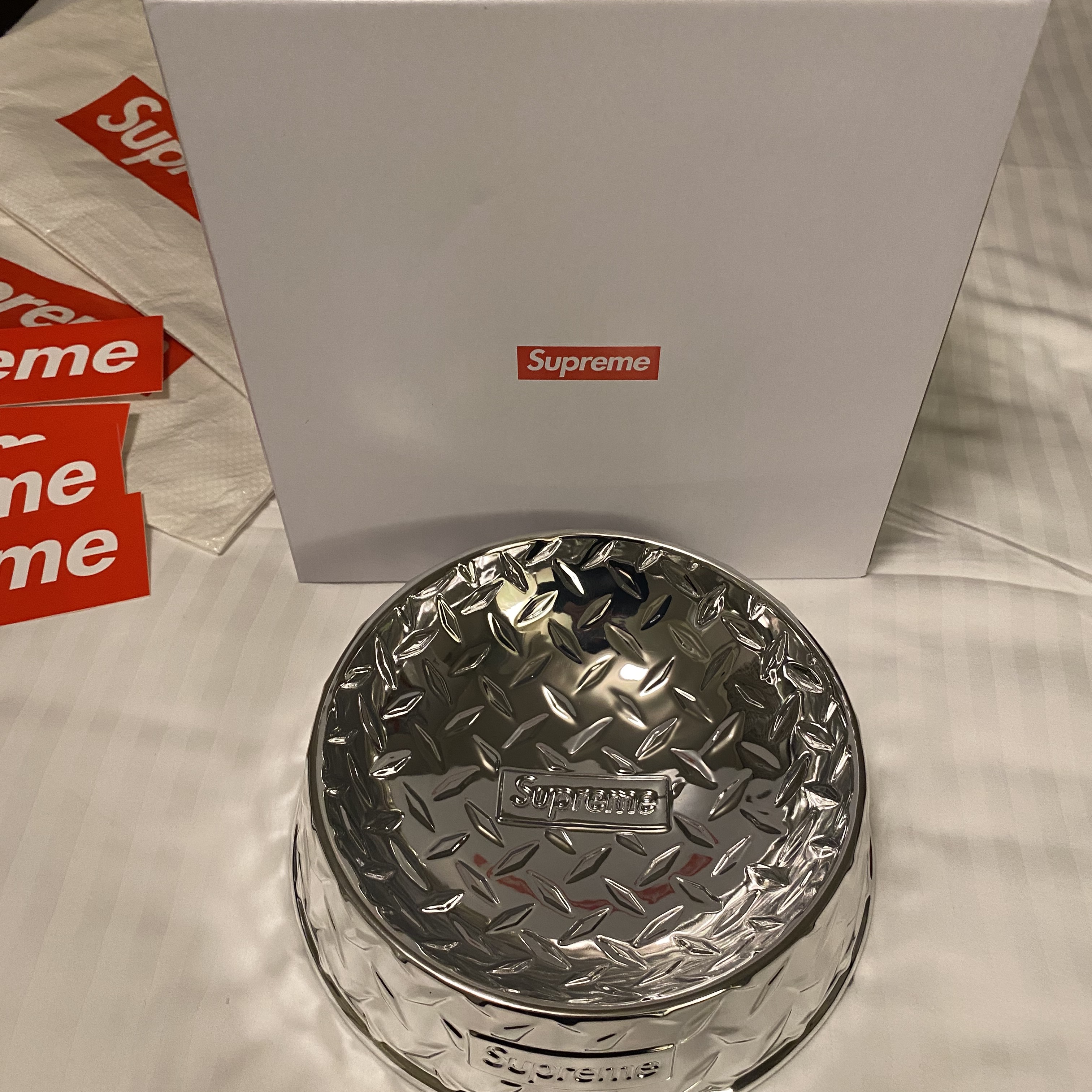 Supreme Diamond Plate Dog Bowl Silver - 23SS 착용 스타일
